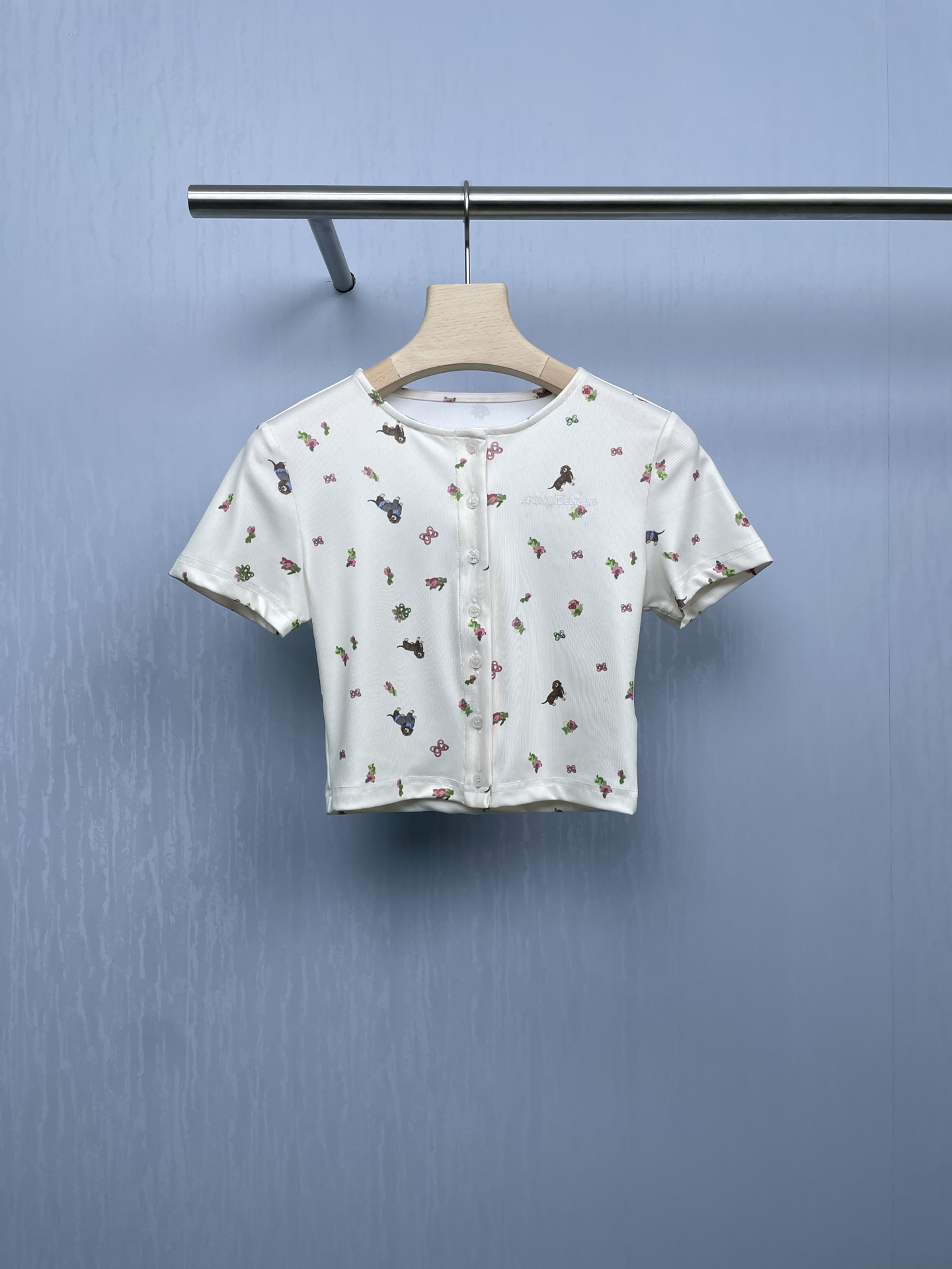 NO:456099,ANN  ANDELMAN puppy full-print thin knitted short-sleeved T-shirt top. With the advent of summer, short-sleeved sleeves have become a must-have item in the closet. Today, this puppy printed wavy short-sleeved sleeves that I bring to you not only make people shine in color matching, but also show high-end feel in detail processing, which shows whiteness, high-end, short style, and sweetness. These four keywords perfectly interpret its unique charm. First, let’s talk about the whitening effect. This short-sleeved sleeves adopt special design elements, such as elegant printing patterns and  The soft tone combination effectively improves the brightness of the skin tone and makes you look fresher and more refined. Then, the sense of high-end is another selling point of this short-sleeved shorts. The exquisite full-print puppy design and the details of the wavy edges all reveal the designer's ingenuity and quality pursuit. The short design is very suitable for summer and easily shows your charming waistline. Paired with high-waist shorts or skirts, it is simply a fresh little fairy in summer. Whether it is a daily trip or a date, you can become the focus.  SML, skirts, shorts, T-shirt, tees, t-shirt, alexander wang19860909ANN ANDELMAN小狗满印薄款针织短袖T恤上衣,随着夏季的来临,短袖成为了衣橱里的必备单品,今天给大家带来的这款小狗印花波浪拷边短袖,不仅在颜色搭配上让人眼前一亮,更是在细节处理上彰显了高级感,显白、高级、短款、甜美,这四个关键词完美诠释了它的独特魅力,首先让我们谈谈显白效果,这款短袖采用了特殊的设计元素,比如淡雅的印花图案和柔和的色调搭配,有效提升了肤色的亮度,让你看起来更加清新脱俗,接着,高级感是这款短袖的另一大卖点,精致的满印小狗设计,加上波浪拷边的细节处理,无一不透露出设计师的匠心独运和品质追求,短款的设计则非常适合夏季,轻松展现出你的迷人腰线,搭配高腰短裤或半身裙,简直是夏日里的清新小仙女,无论是日常出游还是约会场合,都能让你成为焦点. 码数SML,,skirts,shorts,T-shirt,tees，t-shirt,alexander wang,Women's clothing