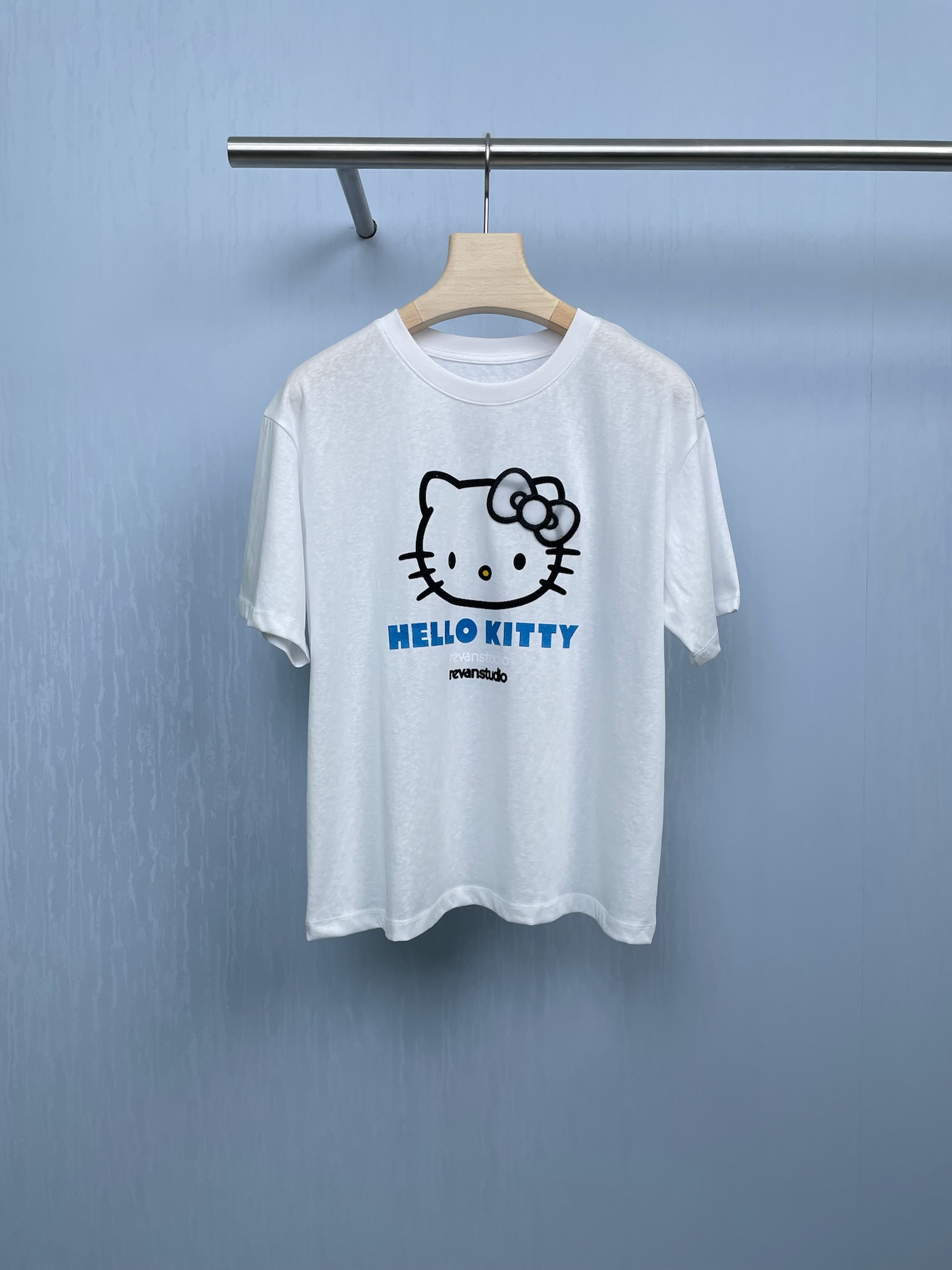 NO:456584,REVAN 2025 autumn new KT cat co-branded short-sleeved T-shirt, which uses the experimental spirit to expose the cool kitty light, is also an exploration of encouraging independent expression. This Kitty cat print short-sleeved shirt is too exciting for girls. Sisters, look, the fairy short-sleeved shirt that was asked, the white base with a super cute Kitty cat print, whoever wears it is the sweet girl's ceiling, the soft cotton fabric is super comfortable on the upper body, breathable and cool in summer, end  I won’t sweat at all, and the print details are amazing. Kitty’s small expression is playful and lively, cute and cute atmosphere is just full. She wears a single denim shorts and is very sweet and cool. She wears a suspender skirt and is gentle enough to the bone. It’s not worth wearing more clothes. Whether it’s a date, shopping or going to an amusement park, wearing it, the film rate is released. I have imagined the scene of being chased by passers-by and asking for links. Hahaha, I’ll be rushing to be so beautiful that I can take care of such a beautiful short-sleeved shirt. The treasures are quick to cope with and make summer Kitty sweethearts together.  SML, skirts, shorts, T-shirt, tees, t-shirt, alexander wang19860909REVAN芮范2025秋新款KT猫联名款短袖T恤,用实验精神绽放酷感kitty光芒,更是对鼓励自主表达的一种探索,这件Kitty猫印花短袖也太戳少女心了吧,姐妹们快看,被问爆的神仙短袖来咯,奶呼呼的白色打底配上超萌的Kitty猫印花,谁穿谁就是甜妹天花板,软乎乎的棉质面料上身超舒服,夏天穿透气又凉快,完全不会闷汗,而且印花细节绝了,Kitty的小表情俏皮灵动可可爱爱氛围感直接拉满,单穿配牛仔短裤甜酷十足,叠穿吊带裙又温柔到骨子里,一衣多穿简直不要太值,不管是约会、逛街还是去游乐园,穿上它出片率,已经想象到被路人追着问链接的场景了哈哈哈,这么好看的短袖我先冲为敬,宝子们快码住,一起做夏日Kitty甜心叭. 码数SML,,skirts,shorts,T-shirt,tees，t-shirt,alexander wang,Women's clothing