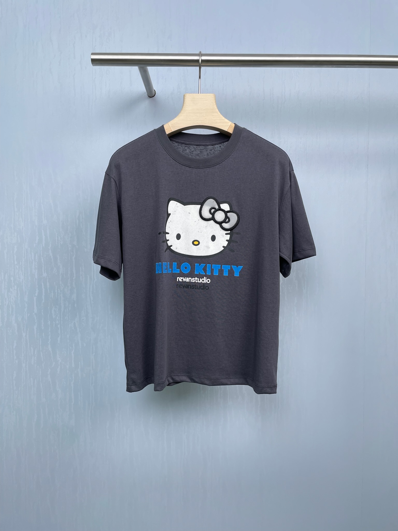 NO:456594,REVAN 2025 autumn new KT cat co-branded short-sleeved T-shirt, which uses the experimental spirit to expose the cool kitty light, is also an exploration of encouraging independent expression. This Kitty cat print short-sleeved shirt is too exciting for girls. Sisters, look, the fairy short-sleeved shirt that was asked, the white base with a super cute Kitty cat print, whoever wears it is the sweet girl's ceiling, the soft cotton fabric is super comfortable on the upper body, breathable and cool in summer, end  I won’t sweat at all, and the print details are amazing. Kitty’s small expression is playful and lively, cute and cute atmosphere is just full. She wears a single denim shorts and is very sweet and cool. She wears a suspender skirt and is gentle enough to the bone. It’s not worth wearing more clothes. Whether it’s a date, shopping or going to an amusement park, wearing it, the film rate is released. I have imagined the scene of being chased by passers-by and asking for links. Hahaha, I’ll be rushing to be so beautiful that I can take care of such a beautiful short-sleeved shirt. The treasures are quick to cope with and make summer Kitty sweethearts together.  SML, skirts, shorts, T-shirt, tees, t-shirt, alexander wang19860909REVAN芮范2025秋新款KT猫联名款短袖T恤,用实验精神绽放酷感kitty光芒,更是对鼓励自主表达的一种探索,这件Kitty猫印花短袖也太戳少女心了吧,姐妹们快看,被问爆的神仙短袖来咯,奶呼呼的白色打底配上超萌的Kitty猫印花,谁穿谁就是甜妹天花板,软乎乎的棉质面料上身超舒服,夏天穿透气又凉快,完全不会闷汗,而且印花细节绝了,Kitty的小表情俏皮灵动可可爱爱氛围感直接拉满,单穿配牛仔短裤甜酷十足,叠穿吊带裙又温柔到骨子里,一衣多穿简直不要太值,不管是约会、逛街还是去游乐园,穿上它出片率,已经想象到被路人追着问链接的场景了哈哈哈,这么好看的短袖我先冲为敬,宝子们快码住,一起做夏日Kitty甜心叭. 码数SML,,skirts,shorts,T-shirt,tees，t-shirt,alexander wang,Women's clothing