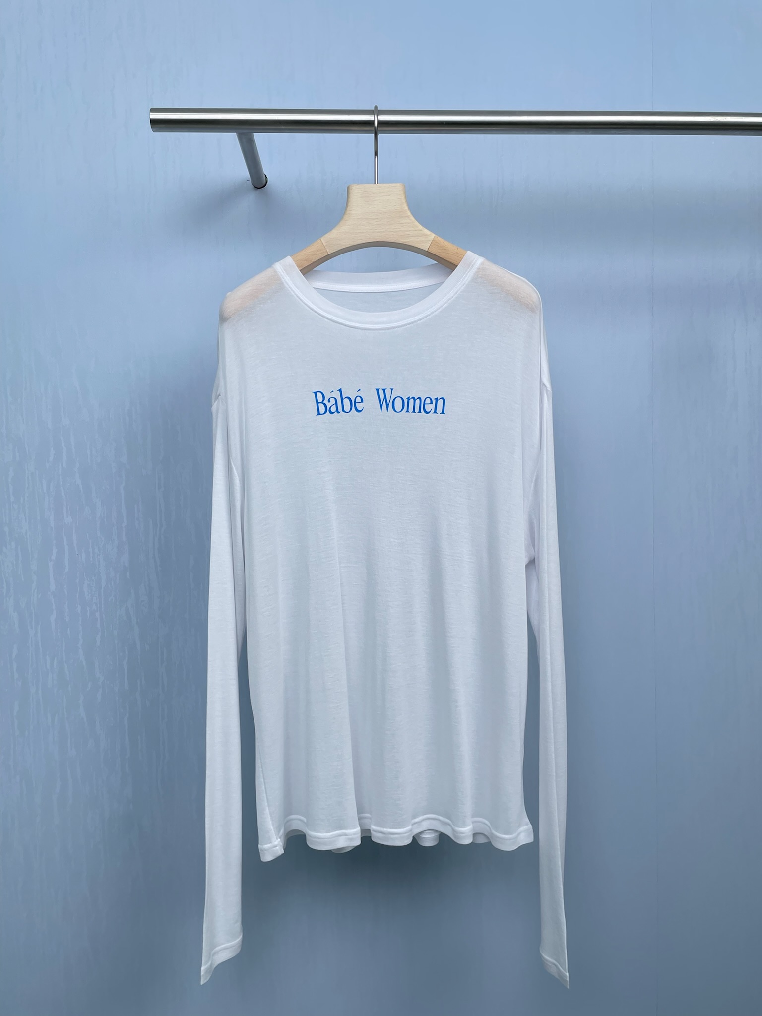 NO:456604,OIIORIRI Designer Brand 2025 new Tensil wool sunscreen long-sleeved T-shirt, elegant and minimalist atmosphere sunscreen long-sleeved T-shirt, which looks invisible but sparse but not dispersed, stable and dynamic, full of vitality, ups and downs, and details thus have thickness. 82% Lycel tin sibling plus 18 wool, two materials are made of fabrics, soft and skin-friendly, light and smooth, giving you a luxurious and comfortable wearing experience. It is like a second layer of skin, wrapping the body with a cloud touch, and a simple style that is not overly modified, the drape and comfort of the fabric, you should feel it through the screen, and it is not too much to sleep with it. Sisters who need to take a high-speed rail on the plane, wear it without restraint, and it is not easy to wrinkle in the bag. It is a must for lazy people. This basic Tensil wool T-shirt, don't need to think too much, it is simple and easy to wear.  SML, tees, t-shirt, alexander wang19860909OIIORIRI设计师品牌2025新款天丝羊毛防晒长袖T恤,优雅极简的氛围防晒长袖T,看似无形却疏而不散,稳中有动,富盈盈生机,起伏与跌宕,细节因此有了厚度,百分之82莱赛尔天丝加18绵羊毛,两种材质成分混纺织就面料制作,柔软亲肤,轻盈爽滑,赋予你奢华舒适的穿着体验,它像第二层肌肤,以云触感包裹身体,不过度修饰的简约版型,面料的垂感以及舒适感,你们隔着屏幕应该都能感受到,穿它睡觉都不过分,需要搭飞机高铁的姐妹,无束缚感穿搭,随手塞包里不易皱,懒人必备,这样基础的天丝羊毛T,不用考虑太多 够简单又好穿. 码数SML,,tees，t-shirt,alexander wang,Women's clothing