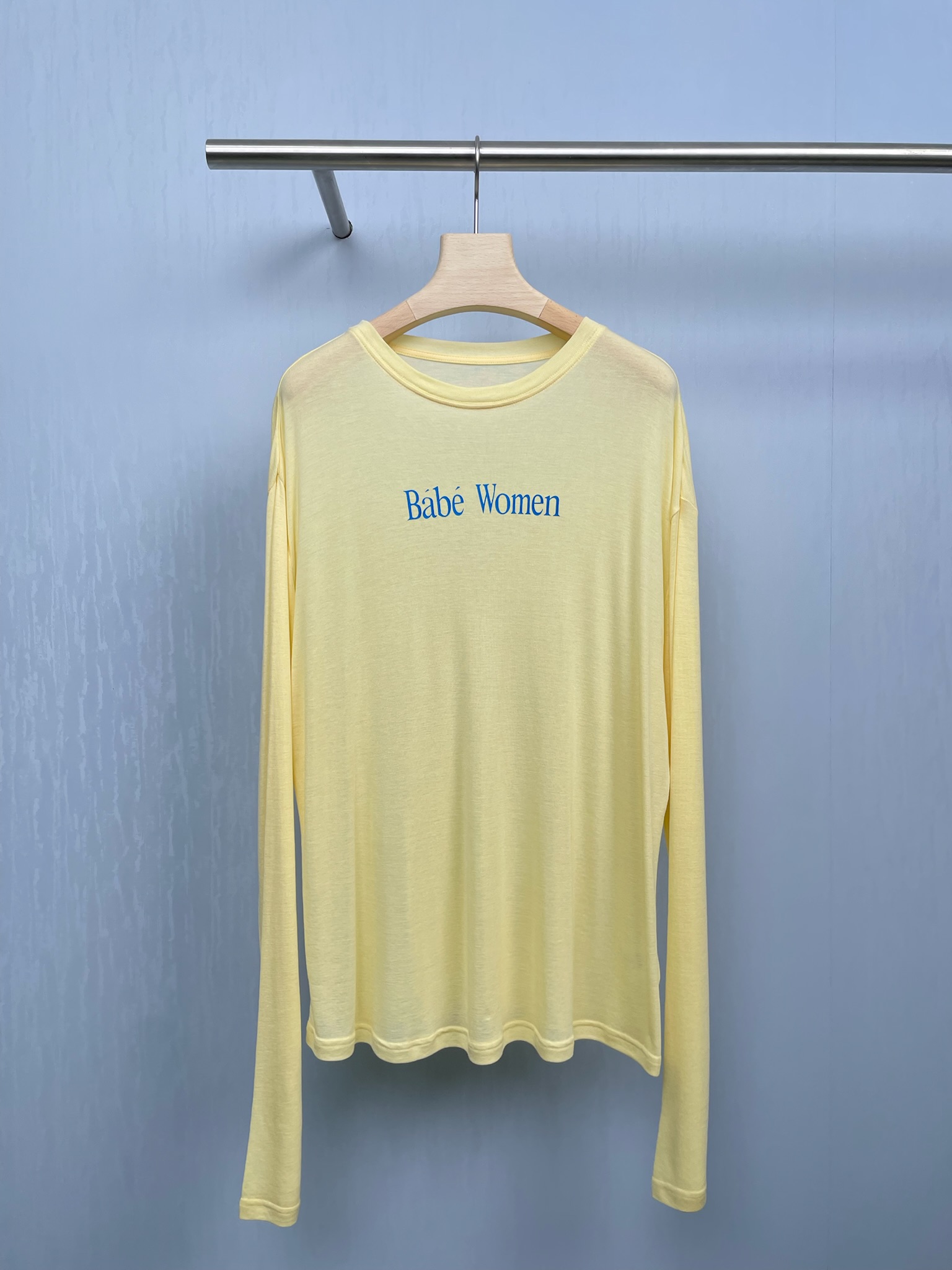 NO:456614,OIIORIRI Designer Brand 2025 new Tensil wool sunscreen long-sleeved T-shirt, elegant and minimalist atmosphere sunscreen long-sleeved T-shirt, which looks invisible but sparse but not dispersed, stable and dynamic, full of vitality, ups and downs, and details thus have thickness. 82% Lycel tin sibling plus 18 wool, two materials are made of fabrics, soft and skin-friendly, light and smooth, giving you a luxurious and comfortable wearing experience. It is like a second layer of skin, wrapping the body with a cloud touch, and a simple style that is not overly modified, the drape and comfort of the fabric, you should feel it through the screen, and it is not too much to sleep with it. Sisters who need to take a high-speed rail on the plane, wear it without restraint, and it is not easy to wrinkle in the bag. It is a must for lazy people. This basic Tensil wool T-shirt, don't need to think too much, it is simple and easy to wear.  SML, tees, t-shirt, alexander wang19860909OIIORIRI设计师品牌2025新款天丝羊毛防晒长袖T恤,优雅极简的氛围防晒长袖T,看似无形却疏而不散,稳中有动,富盈盈生机,起伏与跌宕,细节因此有了厚度,百分之82莱赛尔天丝加18绵羊毛,两种材质成分混纺织就面料制作,柔软亲肤,轻盈爽滑,赋予你奢华舒适的穿着体验,它像第二层肌肤,以云触感包裹身体,不过度修饰的简约版型,面料的垂感以及舒适感,你们隔着屏幕应该都能感受到,穿它睡觉都不过分,需要搭飞机高铁的姐妹,无束缚感穿搭,随手塞包里不易皱,懒人必备,这样基础的天丝羊毛T,不用考虑太多 够简单又好穿. 码数SML,,tees，t-shirt,alexander wang,Women's clothing