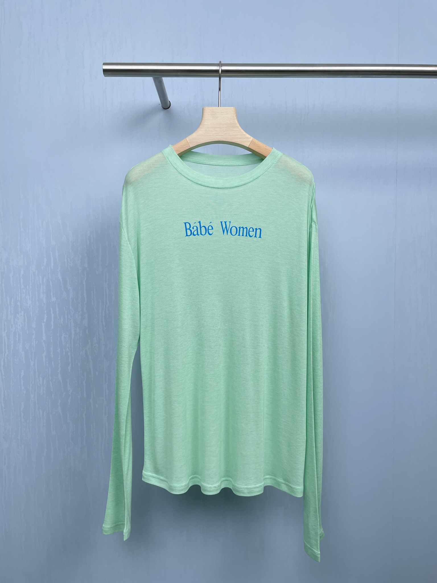 NO:456622,OIIORIRI Designer Brand 2025 new Tensil wool sunscreen long-sleeved T-shirt, elegant and minimalist atmosphere sunscreen long-sleeved T-shirt, which looks invisible but not dispersed, stable and dynamic, full of vitality, ups and downs, and details have thickness, 82% Lycel tin sibling plus 18 wool, two materials are blended with fabrics, soft and skin-friendly, light and smooth, giving you a luxurious and comfortable wearing experience. It is like a second layer of skin, wrapping the body with cloud touch, but not overly modified simple style, drooping and comfort of the fabric, you should feel it through the screen, it is not too much to sleep with it, sisters who need to take a plane and high-speed rail, wear without restraint, and it is not easy to wrinkle in the bag, which is a must for lazy people. Such a basic Tensil wool T-shirt, don't need to think too much, it is simple and easy to wear. SMLP,,loro  piana,tees,t-shirt,alexander wang19860909OIIORIRI设计师品牌2025新款天丝羊毛防晒长袖T恤,优雅极简的氛围防晒长袖T,看似无形却疏而不散,稳中有动,富盈盈生机,起伏与跌宕,细节因此有了厚度,百分之82莱赛尔天丝加18绵羊毛,两种材质成分混纺织就面料制作,柔软亲肤,轻盈爽滑,赋予你奢华舒适的穿着体验,它像第二层肌肤,以云触感包裹身体,不过度修饰的简约版型,面料的垂感以及舒适感,你们隔着屏幕应该都能感受到,穿它睡觉都不过分,需要搭飞机高铁的姐妹,无束缚感穿搭,随手塞包里不易皱,懒人必备,这样基础的天丝羊毛T,不用考虑太多 够简单又好穿. 码数SMLP,,loro piana,tees，t-shirt,alexander wang,Women's clothing