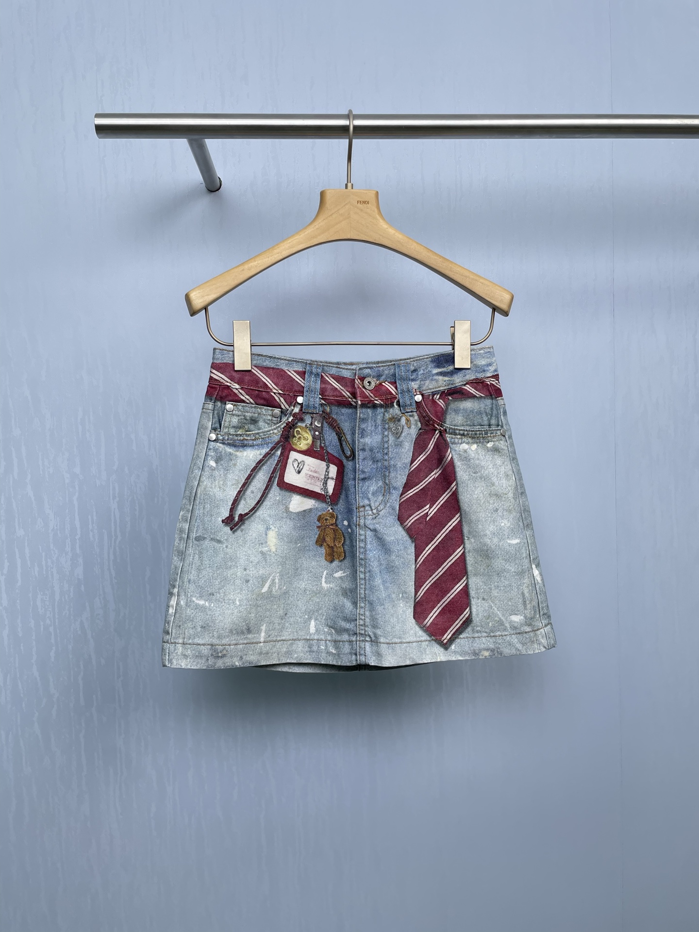 NO:457388,FORDARE 2025 early autumn tie for work brand printed fashionable and versatile denim short skirt, printed A-line denim half-length skirt, versatile style, super good upper body effect, really look great in summer, this skirt is really my love this summer, very classic A-line style, and this printed design, wearing it really hugely covers the flesh, it is this slightly loose denim fabric, so it is very comfortable and not transparent. This skirt is really recommended for everyone to buy. It can not only be matched with T-shirts, short-sleeved, and shirts, which is very layered and also shows the body proportions. Small girls can also easily control it. SML P,, skirts, shirts, T-shirts, tees, t-shirts, ties, alexander wang19860909FORDARE福蝶2025早秋领带工牌印花时尚百搭牛仔短半裙, 印花A字牛仔半身短裙,百搭款,上身效果超级好,夏天穿真的巨好看,这条裙子真的是我这个夏天的爱了,很经典的 A字版型,而且是这种印花的设计,穿上身真的巨遮肉,它是这种微微宽松的牛仔布料,所以就非常的舒服,而且不会透,这条裙子真的很推荐大家入手,它不光可以搭配 T恤、短袖、还可以搭配衬衫,非常有层次感,而且很显身材比例,小个子女生也可以轻松驾驭. 码数SML P,,skirts,shirts,T-shirt,tees，t-shirt,ties,alexander wang,Women's clothing