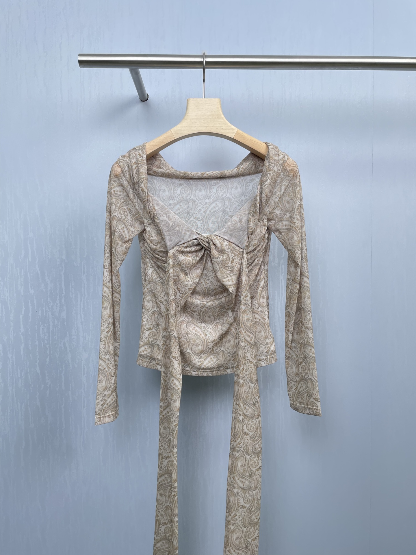 NO:457398,ODTD designer brand cashew flower elastic halter neck one-shoulder T-shirt, a top that can grasp the atmosphere is your fashion 'secret weapon'. This unique halter neck one-shoulder long-sleeved T-shirt perfectly interprets the aesthetics of niche design and helps you stand out from the crowd. The halter neck design elegantly lengthens the neck lines, and one-shoulder cleverly shows right-angle shoulders, hiding elegance in the small sexy. The long sleeves add a bit of tenderness, just right folds, just like spring  The breeze blows through the ripples on the lake, injecting vitality into clothes and cleverly modifying the body shape. The slim short style, lifting the waistline up, instantly turning into long legs, and the sweet and spicy feeling is instantly full. Whether it is paired with high-waisted jeans, rushing to friends' parties, or wearing beige long skirts and walking on the streets of spring, it can be easily controlled. The niche is not a match for the design, and the design is full. This top is your fashion partner that demonstrates your personality and embraces freedom, helping you become the most unique scenery on the street.  SML P, skirts, jeans, tees, t-shirt, alexander wang19860909ODTD设计师品牌腰果花弹力挂脖一字肩T恤,一件能拿捏氛围感的上衣,就是你的时尚“秘密武器”,这款别致的挂脖一字肩长袖T恤,完美诠释小众设计美学,助你从人群中脱颖而出,挂脖设计,将颈部线条优雅拉长,一字肩巧妙展现直角肩,小性感中藏着优雅.长袖添了几分温柔,恰到好处的褶皱,如同春日微风拂过湖面的涟漪,为衣物注入灵动生机,也巧妙修饰身形.修身短款,上提腰线,秒变大长腿,甜辣感瞬间拉满,无论是搭配高腰牛仔裤,奔赴好友聚会,还是穿上米色长裙,漫步春日街头,它都能轻松驾驭.小众不撞款,设计感拉满,这件上衣就是你彰显个性、拥抱自由的时尚拍档,助你成为街头最独特的风景. 码数SML P,,skirts,jeans,tees，t-shirt,alexander wang,Women's clothing