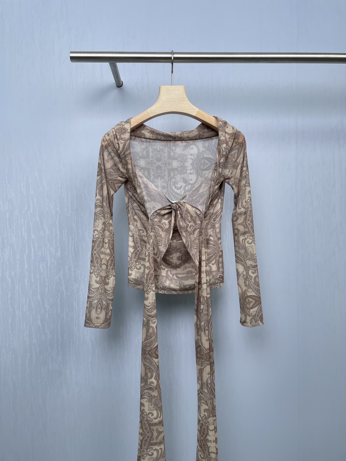 NO:457420,ODTD designer brand cashew flower elastic halter neck one-shoulder T-shirt, a top that can grasp the atmosphere is your fashion 'secret weapon'. This unique halter neck one-shoulder long-sleeved T-shirt perfectly interprets the aesthetics of niche design and helps you stand out from the crowd. The halter neck design elegantly lengthens the neck lines, and one-shoulder cleverly shows right-angle shoulders, hiding elegance in the small sexy. The long sleeves add a bit of tenderness, just right folds, just like spring  The breeze blows through the ripples on the lake, injecting vitality into clothes and cleverly modifying the body shape. The slim short style, lifting the waistline up, instantly turning into long legs, and the sweet and spicy feeling is instantly full. Whether it is paired with high-waisted jeans, rushing to friends' parties, or wearing beige long skirts and walking on the streets of spring, it can be easily controlled. The niche is not a match for the design, and the design is full. This top is your fashion partner that demonstrates your personality and embraces freedom, helping you become the most unique scenery on the street.  SML, skirts, jeans, tees, t-shirt, alexander wang19860909ODTD设计师品牌腰果花弹力挂脖一字肩T恤,一件能拿捏氛围感的上衣,就是你的时尚“秘密武器”,这款别致的挂脖一字肩长袖T恤,完美诠释小众设计美学,助你从人群中脱颖而出,挂脖设计,将颈部线条优雅拉长,一字肩巧妙展现直角肩,小性感中藏着优雅.长袖添了几分温柔,恰到好处的褶皱,如同春日微风拂过湖面的涟漪,为衣物注入灵动生机,也巧妙修饰身形.修身短款,上提腰线,秒变大长腿,甜辣感瞬间拉满,无论是搭配高腰牛仔裤,奔赴好友聚会,还是穿上米色长裙,漫步春日街头,它都能轻松驾驭.小众不撞款,设计感拉满,这件上衣就是你彰显个性、拥抱自由的时尚拍档,助你成为街头最独特的风景. 码数SML,,skirts,jeans,tees，t-shirt,alexander wang,Women's clothing