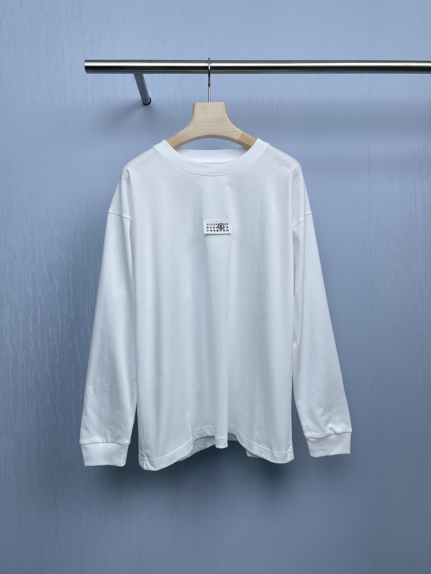 NO:457441,Margiela 2025 new classic patch logo long-sleeved T-shirt, loose but not dragging, with a strong sense of matching, light and comfortable texture. The texture is very easy to touch. The loose long-sleeved T-shirt in plain colors allows both men and women to do whatever they want. The drooping and unrestrained tone is too in line with the life attitude of young people. It is also the same design concept in high street fashion. The letters on the chest are arranged up and down, and the three-dimensional patch embroidery in the same color as the clothes. The letters add retro and unruly charm. The daily single wear and inner wear are quite nice. SML,,masion margiela,tees,t-shirt,alexander wang19860909Margiela马吉拉2025新款经典贴布Logo长袖T恤,宽松但不拖沓,配感特别强,轻薄又舒服 质感摸起来很顺手,素色系的宽松长袖T恤,让男女都可以随心所欲,耷拉不束缚的腔调太符合年轻人的生活态度,也正是高街时尚中不约而同的设计理念,胸口的字母上下排列,与衣服同色的立体贴布刺绣,字母增添了复古和不羁的魅力,日常单穿和内搭都相当nice. 码数SML,,masion margiela,tees，t-shirt,alexander wang,Women's clothing