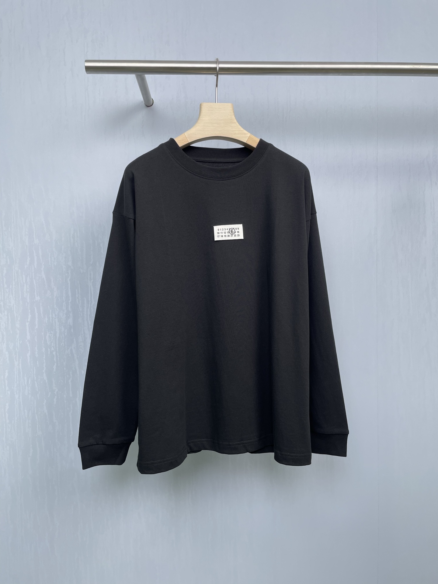 NO:457431,Margiela 2025 new classic patch logo long-sleeved T-shirt, loose but not dragging, with a strong sense of matching, light and comfortable texture. The texture is very easy to touch. The loose long-sleeved T-shirt in plain colors allows both men and women to do whatever they want. The drooping and unrestrained tone is too in line with the life attitude of young people. It is also the same design concept in high street fashion. The letters on the chest are arranged up and down, and the three-dimensional patch embroidery in the same color as the clothes. The letters add retro and unruly charm. The daily single wear and inner wear are quite nice. SML,,masion margiela,tees,t-shirt,alexander wang19860909Margiela马吉拉2025新款经典贴布Logo长袖T恤,宽松但不拖沓,配感特别强,轻薄又舒服 质感摸起来很顺手,素色系的宽松长袖T恤,让男女都可以随心所欲,耷拉不束缚的腔调太符合年轻人的生活态度,也正是高街时尚中不约而同的设计理念,胸口的字母上下排列,与衣服同色的立体贴布刺绣,字母增添了复古和不羁的魅力,日常单穿和内搭都相当nice. 码数SML,,masion margiela,tees，t-shirt,alexander wang,Women's clothing