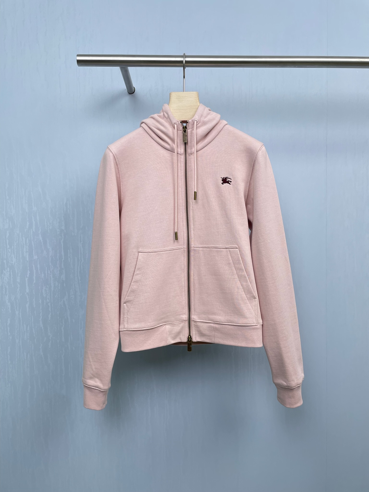 NO:457865,Burberry Burberry's latest 2025 autumn and winter sporty hooded sweatshirt and pants suit, the most classic is the most fashionable, and it is also the concept that BUR believes in. This style adheres to the BUR classic version of the windbreaker cut design, simple but not simple, giving people a unique and fresh feeling, perfectly demonstrating the brand's specifications and ranks. The most popular trouser style, and the elastic design with foot-closing elasticity, both matching, performance, and design are obvious at a glance. This fashionable and personalized embroidery embroidery design in the same color is even better.  After all the designs, the overall design gives people a simple, high-quality and basic style, with a stronger fashion and high-street casual style. For autumn and winter, such a top-quality style is indeed outstanding enough, excellent and eye-catching enough, high-end and outstanding, equipped with the latest organic cotton, the overall texture is simply fascinating, with excellent delicateness and extremely well-touched. The overall style will look more soft and snug due to the material configuration, and the upper body looks quite high-end. In addition, this versatile style design is suitable for your daily wear.  SML top, burberry, burberry, hoodie, sweatshirts, hats, alexander wang19860909Burberry巴宝莉2025秋冬最新战马运动风连帽卫衣卫裤套装,最经典既是最时尚的,这也是BUR信奉的理念,此款秉承着BUR经典版风衣型裁剪设计设计,简约而不简单,给人一直别致清新的感觉,完美的彰显了品牌的规格与段位,最高人气裤装款式,搭配收脚弹性设计,无论是搭配、性能、还是设计都是一目了然不过时,这种时髦个性的同色系刺绣点缀设计,更是胜过了一切的设计,整体给人一种简约高规又基础,时尚跟高街休闲风格更强.对于秋冬而言,如此一款极品确实足够的出彩,也足够的出色与亮眼,足够的高端不俗,配置了最新的有机棉质打造,整体的质感简直让人迷恋,细腻程度绝佳,触感极其到位,整体版型因为材质的配置也会显得更加的柔顺跟合眼,上身显得相当之高级不凡,加上这样的百搭版型设计,适合你日常的各种穿着. 码数SML 上衣,,burberry,burberry,hoodie,sweatshirts,hats,alexander wang,Women's clothing