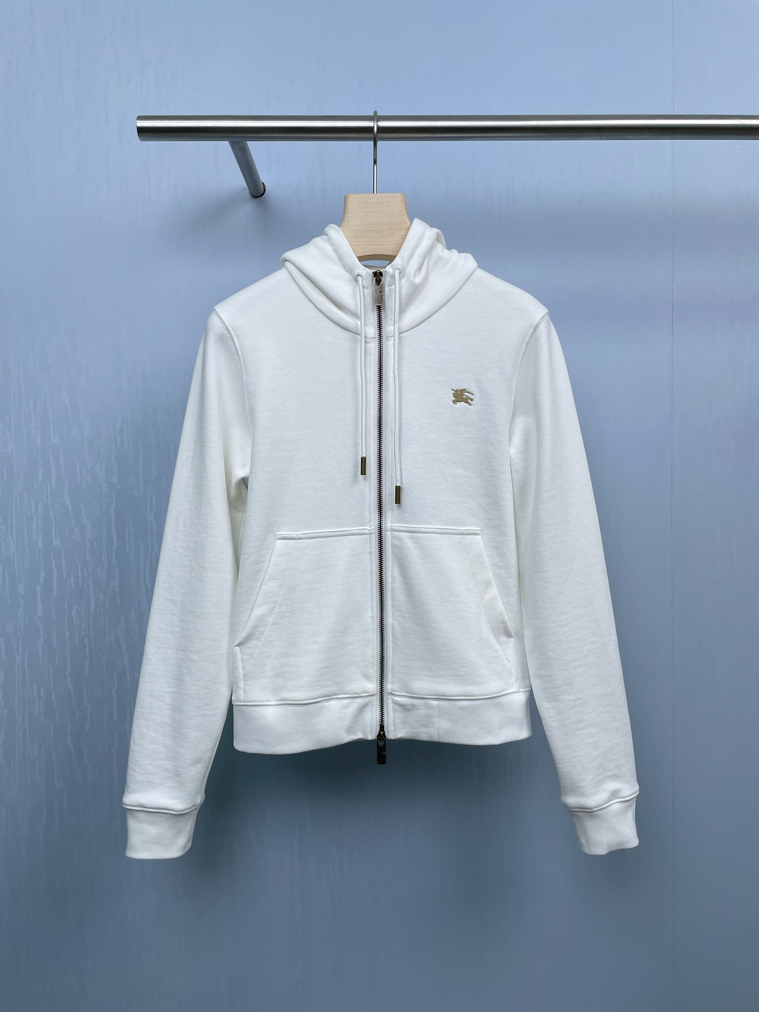 NO:457848,Burberry Burberry's latest 2025 autumn and winter sporty hooded sweatshirt and pants suit, the most classic is the most fashionable, and it is also the concept that BUR believes in. This style adheres to the BUR classic version of the windbreaker cut design, simple but not simple, giving people a unique and fresh feeling, perfectly demonstrating the brand's specifications and ranks. The most popular trouser style, and the elastic design with foot-closing elasticity, both matching, performance, and design are obvious at a glance. This fashionable and personalized embroidery embroidery design in the same color is even better.  After all the designs, the overall design gives people a simple, high-quality and basic style, with a stronger fashion and high-street casual style. For autumn and winter, such a top-quality style is indeed outstanding enough, excellent and eye-catching enough, high-end and outstanding, equipped with the latest organic cotton, the overall texture is simply fascinating, with excellent delicateness and extremely well-touched. The overall style will look more soft and snug due to the material configuration, and the upper body looks quite high-end. In addition, this versatile style design is suitable for your daily wear.  SML top, burberry, burberry, hoodie, sweatshirts, hats, alexander wang19860909Burberry巴宝莉2025秋冬最新战马运动风连帽卫衣卫裤套装,最经典既是最时尚的,这也是BUR信奉的理念,此款秉承着BUR经典版风衣型裁剪设计设计,简约而不简单,给人一直别致清新的感觉,完美的彰显了品牌的规格与段位,最高人气裤装款式,搭配收脚弹性设计,无论是搭配、性能、还是设计都是一目了然不过时,这种时髦个性的同色系刺绣点缀设计,更是胜过了一切的设计,整体给人一种简约高规又基础,时尚跟高街休闲风格更强.对于秋冬而言,如此一款极品确实足够的出彩,也足够的出色与亮眼,足够的高端不俗,配置了最新的有机棉质打造,整体的质感简直让人迷恋,细腻程度绝佳,触感极其到位,整体版型因为材质的配置也会显得更加的柔顺跟合眼,上身显得相当之高级不凡,加上这样的百搭版型设计,适合你日常的各种穿着. 码数SML 上衣,,burberry,burberry,hoodie,sweatshirts,hats,alexander wang,Women's clothing