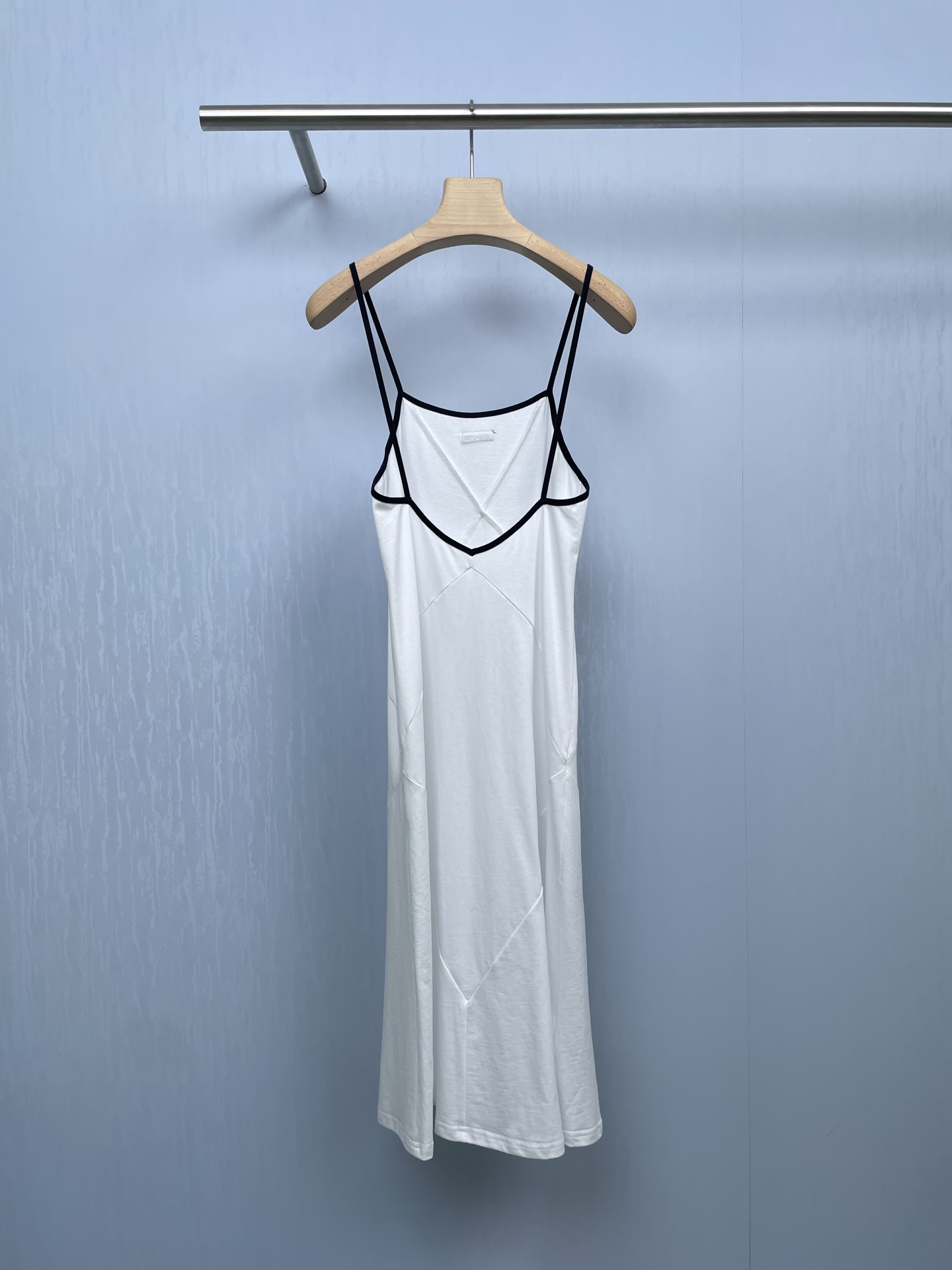 NO:457884,MiuMiu2025 new contrasting color side suspender dress, wear it directly and slay the whole audience, and you must share it with you. The simple suspender skirt shape and smooth lines perfectly outline the body curve, neither tight nor loose, just showing the elegance and confidence of women. The most eye-catching thing is this contrasting color design, bold and distinctive color collision, full of visual impact, walking on the street and looking back at a glance, unique and fashionable, people remember at first glance, whether it is white or yellow and black skin,  It can be easily controlled, and it looks very white. The fabric is skin-friendly and breathable, soft to the touch, comfortable and comfortable to wear, without any sense of restraint. Whether it is going out on the street, date or party, it can be easily adapted. It is paired with a pair of simple sandals or exquisite high heels, plus some accessories embellishments, and can easily create different styles. This skirt perfectly interprets what a sense of high-end and fashionable coexist. If you also want to be the focus of the crowd in this season, don’t miss it!  SML, miumiu, sandals, high heels, skirts, alexander wang19860909MiuMiu2025新款撞色边吊带连体裙,穿上直接slay全场,必须分享给你们,简约的吊带裙型,流畅的线条完美勾勒身材曲线,不紧不松,恰到好处地展现出女性的优雅与自信,最吸睛的还得是这撞色设计,大胆鲜明的色彩碰撞,视觉冲击力拉满,走在街上回头率爆表,独特又时髦,让人一眼就记住,不管是白皮还是黄黑皮,都能轻松驾驭,还巨显白,面料亲肤又透气,触感柔软,穿着舒适自在,完全不会有束缚感,无论是日常出街、约会还是参加派对,它都能轻松适配,搭配一双简约凉鞋或者精致高跟鞋,再加上一些配饰点缀,就能轻松打造出不同风格,这条裙子完美诠释了什么叫高级感与时尚感并存,如果你也想在这个季节成为人群中的焦点,一定不要错过它！ 码数SML,,miumiu,sandals,high heels,skirts,alexander wang,Women's clothing