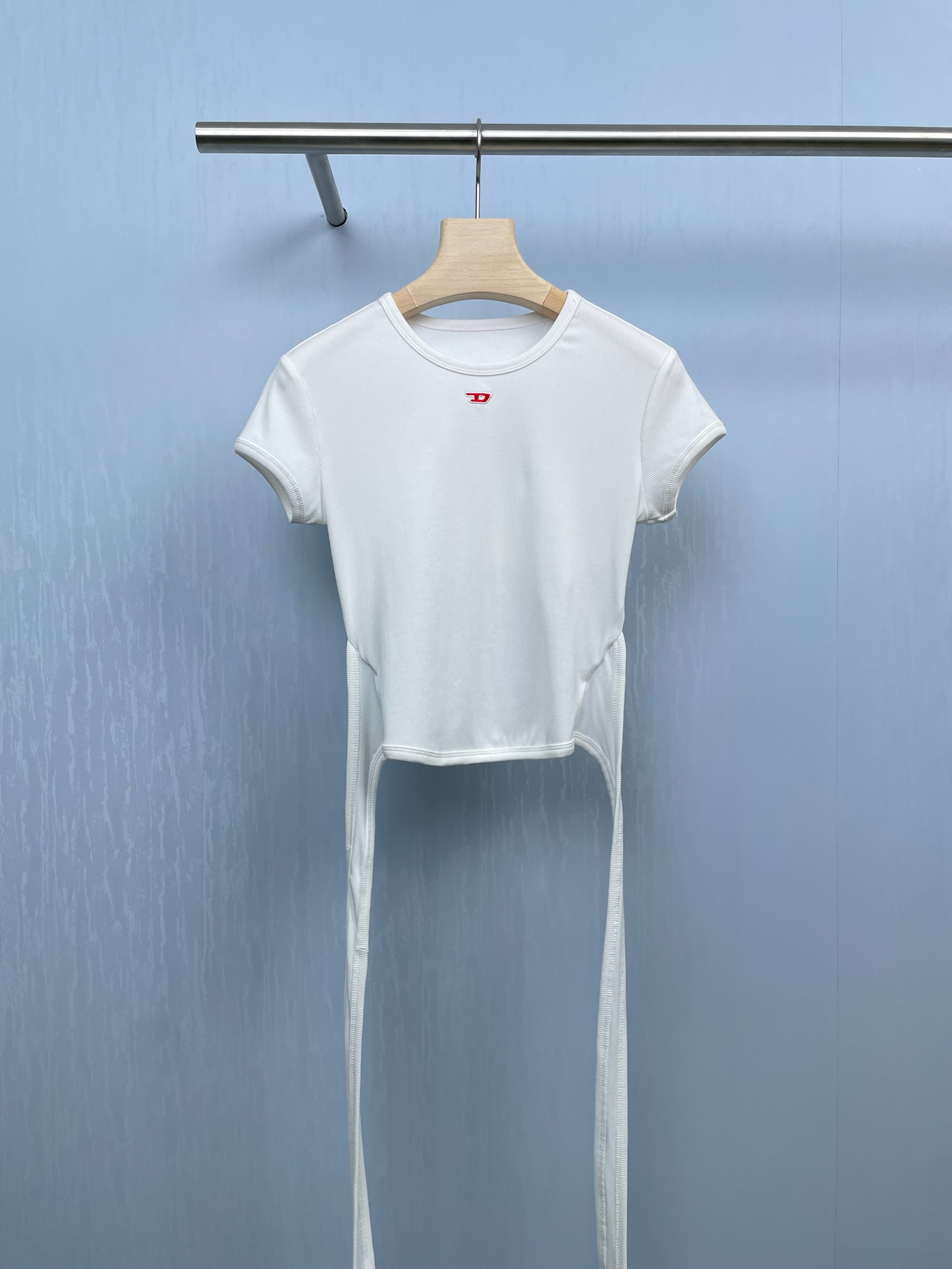 NO:457905,Diesel 2025 autumn new lace-up strap slim-fitting T-shirt, back hollow strap t-shirt, high-level game of breathing and sexy, the fatal attraction of the strap hiding behind the turn, when the basic T-shirt is reconstructed - the cross-cut hollow strap on the back is like a dark night vine, the skin is faintly visible and completes a silent temptation declaration, adjustable lace-up design, loose when it is lazy as the sea breeze blows on the back, tightly outlines the butterfly bone edge, and instantly freezes the 'pure ceiling' atmosphere. The slim-fitting tailors fit the waistline, and the front is a minimalist main  The meaning is, but there is an undercurrent dramatic tension on the back. A T-shirt shows a double personality, a body aesthetic under a slightly contoured shape, a slightly contoured shoulder line + three-dimensional waist-closing tailoring, hiding the beef meat but shaping the hourglass curve, a three-dimensional tailoring under the armpit eliminates the embarrassment of raising hands, a neckline thread reinforcement and washing without deforming, collide with the logo on the chest to create a Y2K futuristic feeling, beauty and strength are the ultimate pulling, laboratory-grade wrinkle-resistant fabric, suitcase pressing for three days is still as crisp as new, the true sexy is to make the fabric a complicity of the body and unlock your summer highlight outfit.  SML, tees, t-shirt, alexander wang19860909Diesel2025秋季新款绑带修身露后背T恤,后背镂空绑带T恤,呼吸感与性感的高阶博弈,后背绑带藏在转身后的致命吸引力,当基础款T恤被重新解构——后背交叉镂空绑带如暗夜藤蔓,肌肤在若隐若现间完成无声的诱惑宣言,可调节系带设计,松则慵懒如海风拂背,紧则勾勒蝴蝶骨锋芒,转身瞬间定格“纯欲天花板”氛围.修身剪裁贴合腰线,正面看是极简主义,背面却是暗涌的戏剧张力,一件T恤穿出双重人格,微廓形下的身体美学,微廓形肩线+立体收腰剪裁,藏住拜拜肉却暗塑沙漏曲线,腋下立体剪裁杜绝抬手尴尬,领口螺纹加固洗百次不变形,与胸前logo碰撞出Y2K未来感,美貌与实力的极限拉扯,实验室级抗皱面料,行李箱压三天依旧挺括如新,真正的性感,是让布料成为身体的共谋者,解锁你的夏日高光穿搭. 码数SML,,tees，t-shirt,alexander wang,Women's clothing