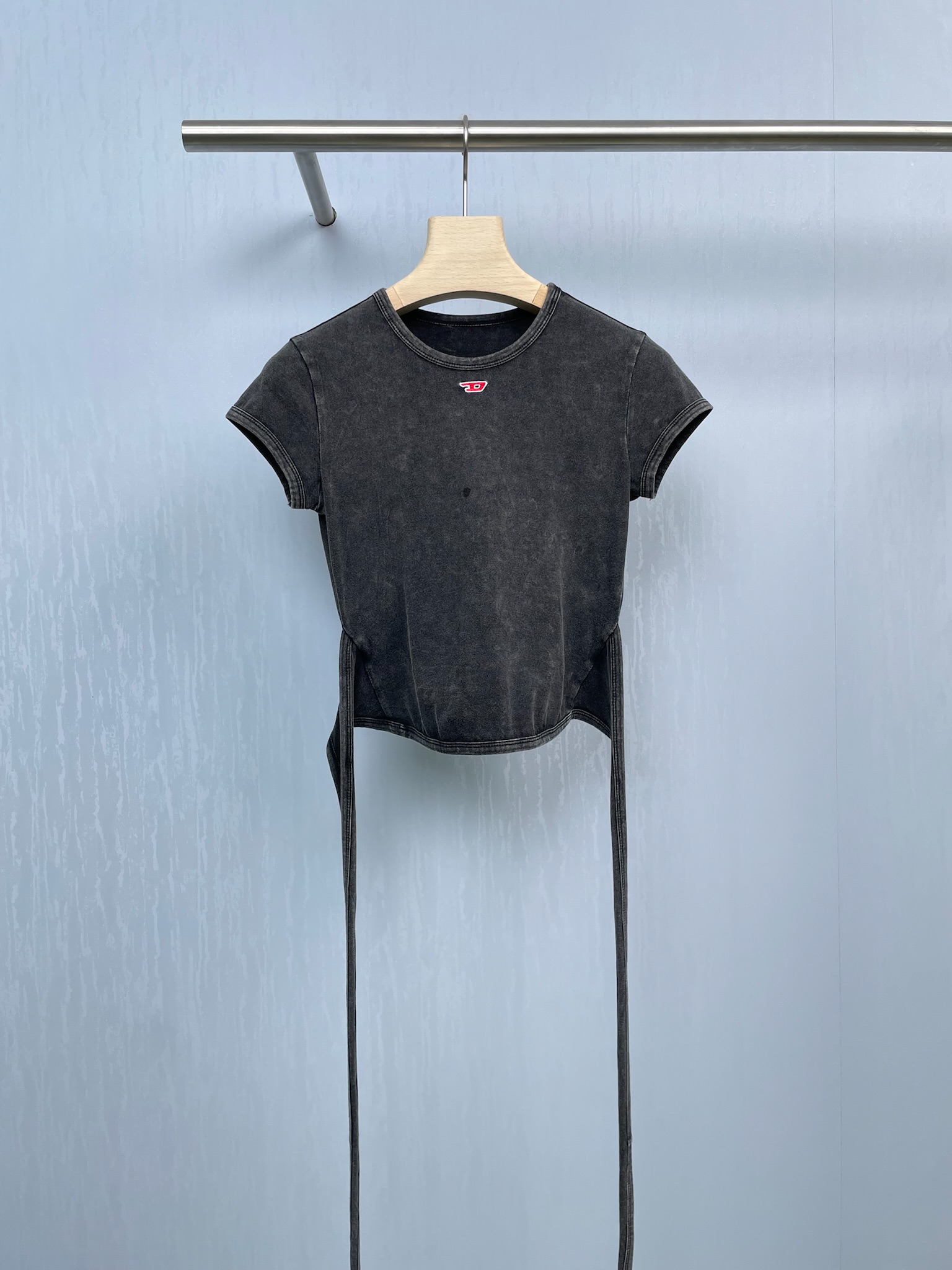 NO:457896,Diesel 2025 autumn new lace-up strap slim-fitting T-shirt, back hollow strap t-shirt, high-level game of breathing and sexy, the fatal attraction of the strap hiding behind the turn, when the basic T-shirt is reconstructed - the cross-cut hollow strap on the back is like a dark night vine, the skin is faintly visible and completes a silent temptation declaration, adjustable lace-up design, loose when it is lazy as the sea breeze blows on the back, tightly outlines the butterfly bone edge, and instantly freezes the 'pure ceiling' atmosphere. The slim-fitting tailors fit the waistline, and the front is a minimalist main  The meaning is, but there is an undercurrent dramatic tension on the back. A T-shirt shows a double personality, a body aesthetic under a slightly contoured shape, a slightly contoured shoulder line + three-dimensional waist-closing tailoring, hiding the beef meat but shaping the hourglass curve, a three-dimensional tailoring under the armpit eliminates the embarrassment of raising hands, a neckline thread reinforcement and washing without deforming, collide with the logo on the chest to create a Y2K futuristic feeling, beauty and strength are the ultimate pulling, laboratory-grade wrinkle-resistant fabric, suitcase pressing for three days is still as crisp as new, the true sexy is to make the fabric a complicity of the body and unlock your summer highlight outfit.  SML, tees, t-shirt, alexander wang19860909Diesel2025秋季新款绑带修身露后背T恤,后背镂空绑带T恤,呼吸感与性感的高阶博弈,后背绑带藏在转身后的致命吸引力,当基础款T恤被重新解构——后背交叉镂空绑带如暗夜藤蔓,肌肤在若隐若现间完成无声的诱惑宣言,可调节系带设计,松则慵懒如海风拂背,紧则勾勒蝴蝶骨锋芒,转身瞬间定格“纯欲天花板”氛围.修身剪裁贴合腰线,正面看是极简主义,背面却是暗涌的戏剧张力,一件T恤穿出双重人格,微廓形下的身体美学,微廓形肩线+立体收腰剪裁,藏住拜拜肉却暗塑沙漏曲线,腋下立体剪裁杜绝抬手尴尬,领口螺纹加固洗百次不变形,与胸前logo碰撞出Y2K未来感,美貌与实力的极限拉扯,实验室级抗皱面料,行李箱压三天依旧挺括如新,真正的性感,是让布料成为身体的共谋者,解锁你的夏日高光穿搭. 码数SML,,tees，t-shirt,alexander wang,Women's clothing