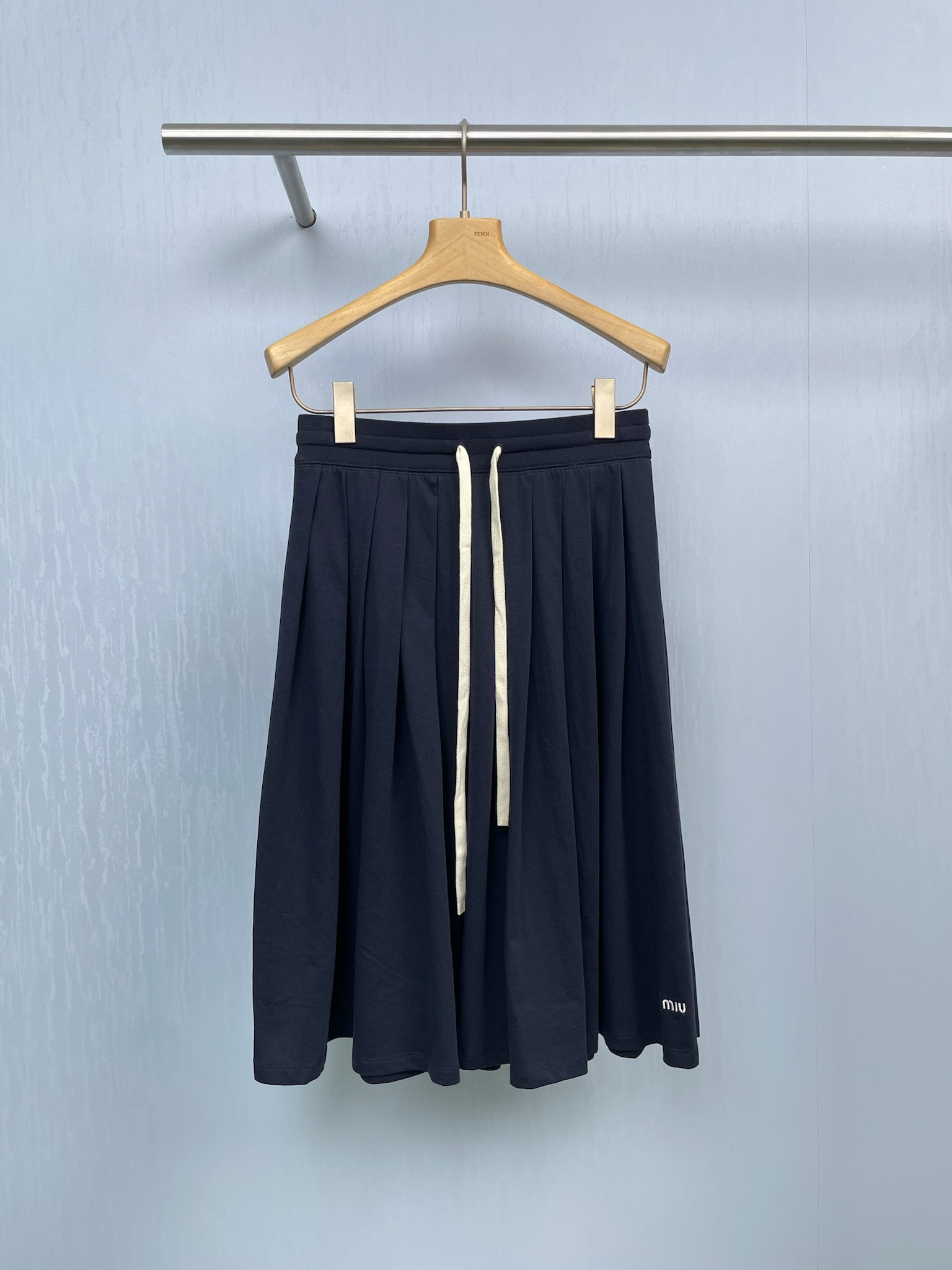 NO:457921,MiuMiu2025 new cotton drawstring pleated skirt, loves the gray pleated skirt with a high-end feeling at first glance, blue pleated skirt with a white vest, its pleated skirt is smart and elegant, every step it takes seems to be in the wind, showing a sense of elegance. The vest that can be matched with is simple and yet has a sense of design, just showing exquisiteness and fashion. This outfit seems simple, but it has an indescribable sense of high-end. It can not only make you a unique existence when you go out on the street every day, but also highlight your temperament and taste in some important occasions. Without too much color embellishment, blue is enough to interpret the charm of low-key luxury. Whether it is matched with casual shoes or high heels, it can easily create different styles. SML, miumiu, high heels, skirts, alexander wang19860909MiuMiu2025新款棉质抽绳百褶半裙,一眼爱上高级感满分的灰色百褶半裙,蓝色百褶裙搭配白色背心,它的褶皱灵动而优雅,每走一步都仿佛带着风,尽显飘逸之感,可以与之搭配的背心,简约又不失设计感,恰到好处地展现出精致与时尚,这一身看似简单,却有着一种难以言喻的高级感,它既可以在日常出街时让你成为独特的存在,又能在一些重要场合凸显你的气质与品味,无需过多的色彩点缀,蓝色就足以演绎出低调奢华的魅力,无论是搭配休闲鞋还是高跟鞋,都能轻松打造出不同的风格. 码数SML,,miumiu,high heels,skirts,alexander wang,Women's clothing