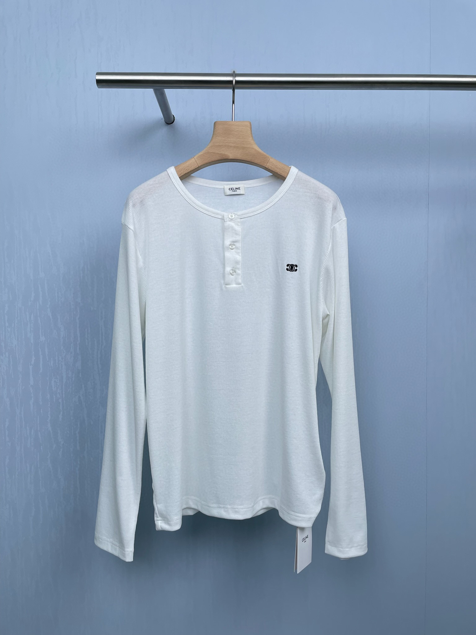 NO:457929,Celine 2025 autumn and winter new Arc de Triomphe logo embroidered Henry shirt, autumn outfit guide, low saturation colors can easily grasp early autumn, early autumn low saturation colors, daily commuting, Henry collar button long sleeves are a hot topic this year, careful wiring and segmentation design makes this basic long sleeves simple and not simple, Leather style makes the inner fit more appropriate, retro U-neck design highlights the collarbone lines, lengthens the neck lines, and is simple and neat, just right style, the upper body is full of slack feeling, selected pure cotton material, the dress is delicate and skin-friendly, the upper body is as comfortable as the second layer of skin, this Henry style has been out of date for many years, it looks ordinary, and the upper body will definitely be particularly surprised. SML, celine, alexander wang19860909Celine2025秋冬新款凯旋门logo刺绣亨利衫,秋日穿搭指南,低饱和色系也能轻松拿捏早秋,早秋的低饱和度的色系穿搭,拿捏日常通勤,亨利领的纽扣长袖堪称今年大热门,小心机走线分割设计,让这件基础款长袖也变得简约不简单,Leather版型使得内搭起来更加得体,复古U领设计凸显锁骨线条,拉长脖颈线条,剪裁精简利落,恰到好处的版型,上身松弛感满满,甄选纯棉材质 整衣细腻亲肤,上身如第二层肌肤般舒适,这种亨利款就是放好多年都不过时,看起来平平无奇,上身一定会特别惊喜. 码数SML,,celine,alexander wang,Women's clothing