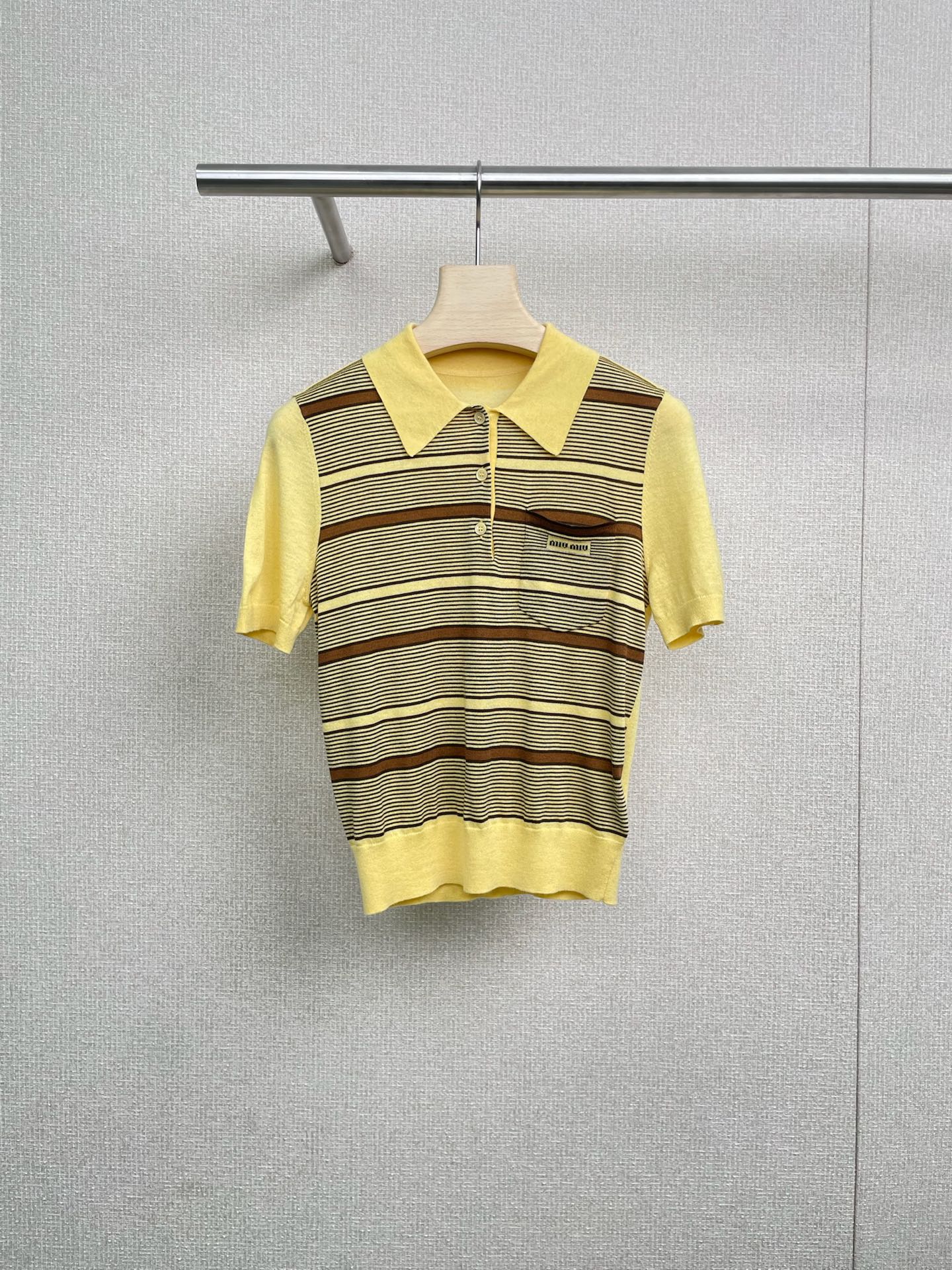 NO:459278,MiuMiu2025 new yellow knitted polo shirt, this polo shirt is Lao Ganma in the wardrobe, which is delicious with everything. Sisters, this lapel striped polo shirt is really amazing. The design of the polo collar is super elegant, it does not pick the face shape and can also modify the neck line. It is very textured when worn casually, and it will not be old-fashioned at all. The gray and white stripes are low-key and durable. The stripes are full of slimming effect. It is refreshing and neat to wear it alone. It is also super layered when wearing a suit jacket. It can be used for work or on weekends. It is full of practical wear. Although it is still summer, the good-looking spring and autumn styles really need to be stocked up in advance. This one is a must-have item in everyone's mind. What do you think?  SML, miumiu, jackets & coats, business suit, alexander wang19860909MiuMiu2025新款黄色针织polo衫,这件polo衫就是衣柜里的老干妈,配什么都香,姐妹们,这件翻领条纹polo衫,真的绝了,Polo领的设计超有气质,不挑脸型还能修饰脖颈线条,随便一穿就很有质感,完全不会老气,灰白条纹低调又耐看,条纹显瘦效果拉满,单穿清爽利落,内搭西装外套也超有层次感,不管是上班还是周末出游都能驾驭,实穿性满分,虽然现在还是夏天,但好看的春秋款真的得提前囤,这件已经是大家心中的早秋必入单品了,姐妹们觉得呢？ 码数SML,,miumiu,jackets & coats,business suit,alexander wang,Women's clothing