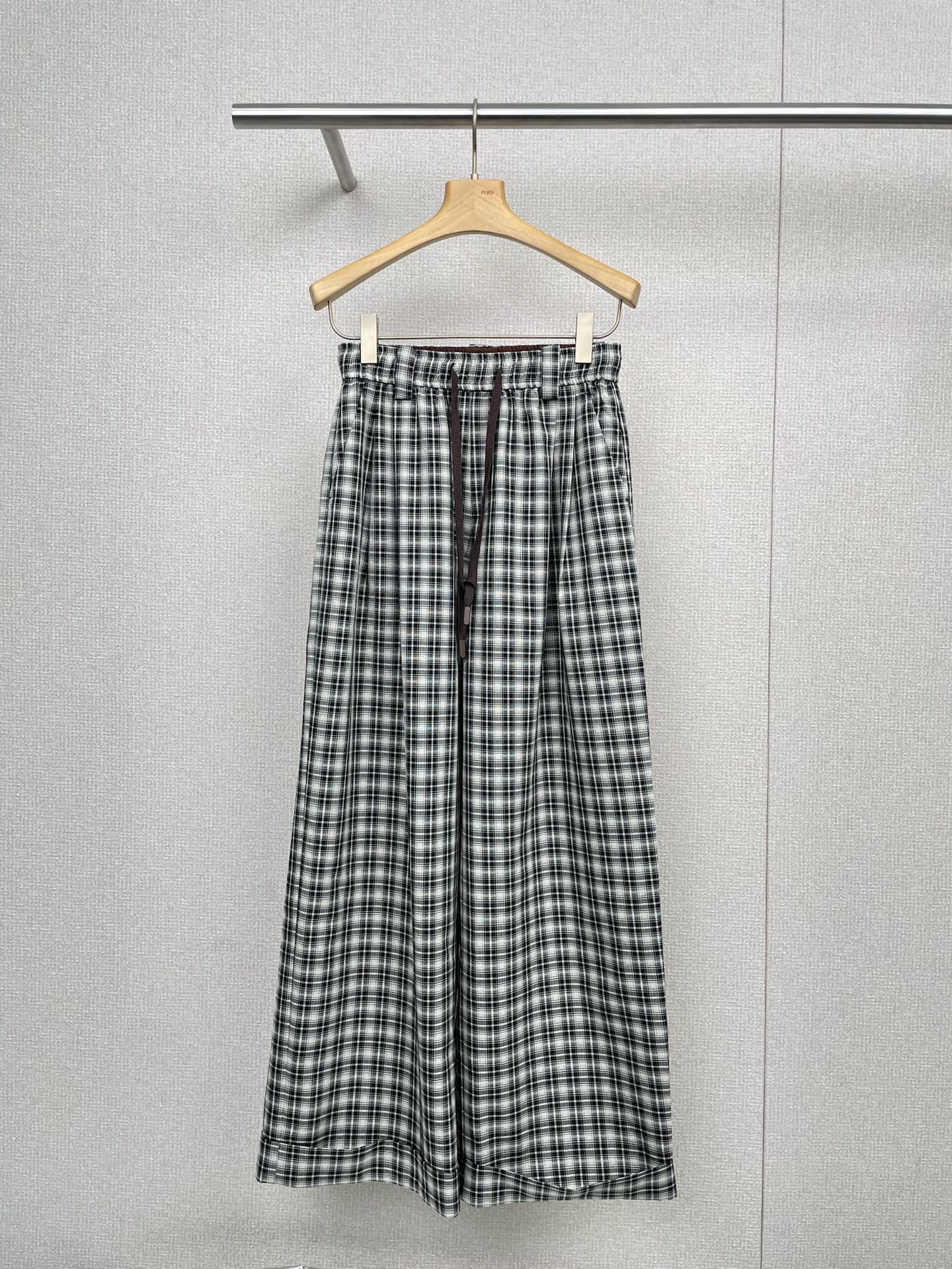 NO:459291,AVVENN 2025 new American retro plaid spliced ​​draped wide-leg pants, today I bring you a super popular American plaid wide-leg pants. This pants are really my favorite. Not only is it full of fashion, but it is also very comfortable. The high-waist design of this pants is really amazing. When worn, it instantly lengthens the leg lines, making you become longer legs in seconds. The loose style makes you more comfortable when wearing it. Whether shopping or working, you can easily deal with it. The unique spliced ​​plaid design allows you to stand out among many pants and become the focus of fashion. The casual style of this pants is very suitable for daily wear. You can go out with a simple T-shirt or sweatshirt. Whether it is a date, a party or a trip, these pants can help you handle various occasions and make it easy for you to control it.  SML, hoodie, sweatshirts,tees,t-shirt,alexander wang19860909AVVENN2025新款美式复古格纹拼接垂感阔腿长裤,今天给你们带来一款超级火的美式格子阔腿裤,这款裤子真的是我的心头好,不仅时尚感十足,还非常舒适,这款裤子的高腰设计真的太赞了,穿上瞬间拉长腿部线条,让你秒变大长腿,宽松的版型让你在穿着时更加自在,无论是逛街还是上班都能让你轻松应对,独特的拼接格子设计,让你在众多裤子中脱颖而出,成为时尚焦点,这款裤子的休闲风格非常适合日常穿搭,搭配简单的T恤或者卫衣就能出门啦,无论是约会、聚会还是旅行,这款裤子都能帮你搞定各种场合,让你轻松驾驭. 码数SML,,hoodie,sweatshirts,tees，t-shirt,alexander wang,Women's clothing