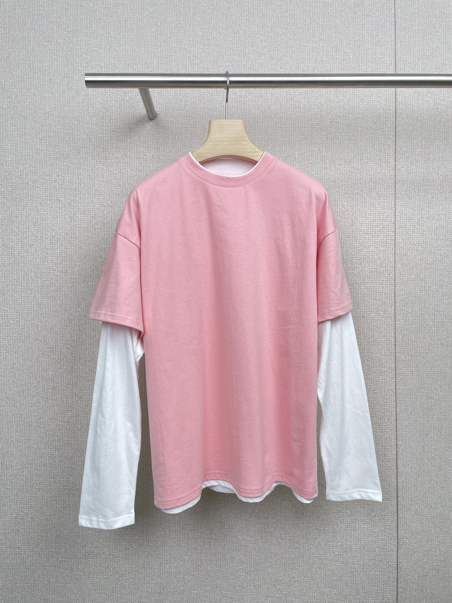 NO:460833,JILSANDER 2025 autumn and winter new color-blocking fake two-piece logo long-sleeved T-shirt. The design of this T-shirt is really tasteful. The base tone of nude pink is gentle and fashionable. The details of letter printing and splicing make the whole dress look layered and not too complicated. It is especially worth mentioning that its fabric feels super comfortable and easy to wear on the body. Moreover, this color is a natural match for the skin tone of Asians. The whitening effect is directly full. Whether worn alone or as an inner layer, it can be easily controlled. It can be easily worn with jeans or skirts. It is an indispensable trendy item in spring. If you also like this gentle and textured outfit, don't miss this T-shirt. SML, jil sander, skirts, jeans, tees, t-shirt, alexander wang19860909JILSANDER2025秋冬新款拼色假两件logo长袖T恤,这款T恤的设计真的超级有品味,裸粉色的基调温柔又不失时尚感,字母印花和拼接的细节处理,让整件衣服看起来既有层次感也不会过于复杂,尤其值得一提的是,它的面料手感超级舒适,穿在身上轻松自在,而且这种颜色对于亚洲人的肤色来说简直是天作之合,显白效果直接拉满,无论是单穿还是作为内搭,都能轻松驾驭,搭配牛仔裤或者半身裙都能轻松出街,是春季不可或缺的潮流单品.如果你也喜欢这种温柔又有质感的穿搭,那就不要错过这款T恤哦. 码数SML,,jil sander,skirts,jeans,tees，t-shirt,alexander wang,Women's clothing