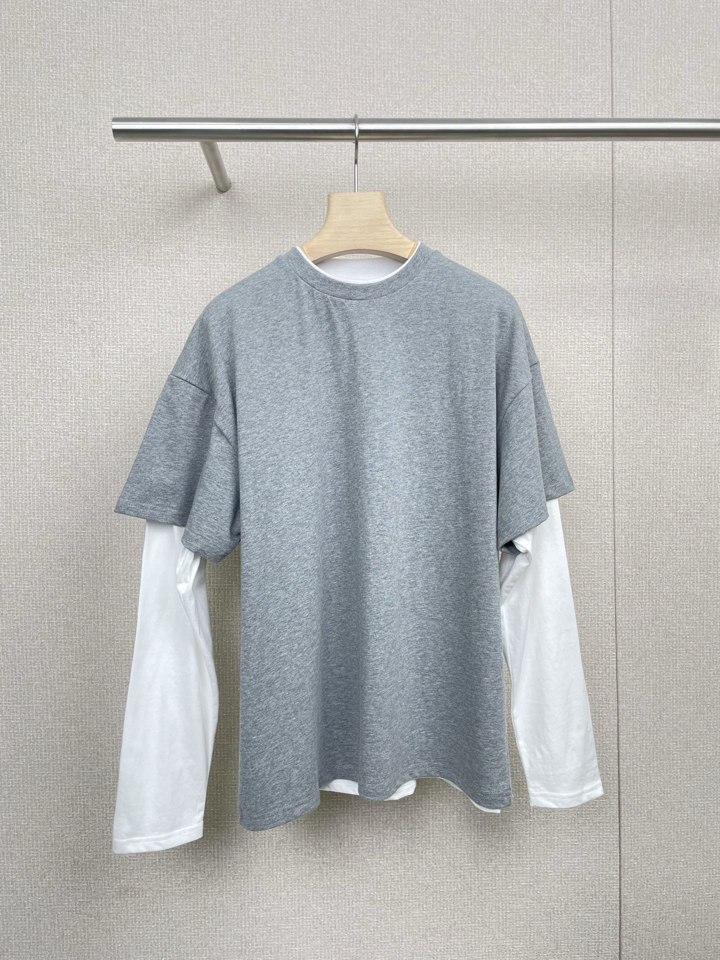 NO:460847,JILSANDER 2025 autumn and winter new color-blocking fake two-piece logo long-sleeved T-shirt. The design of this T-shirt is really tasteful. The base tone of nude pink is gentle and fashionable. The details of letter printing and splicing make the whole dress look layered and not too complicated. It is especially worth mentioning that its fabric feels super comfortable and easy to wear on the body. Moreover, this color is a natural match for the skin tone of Asians. The whitening effect is directly full. Whether worn alone or as an inner layer, it can be easily controlled. It can be easily worn with jeans or skirts. It is an indispensable trend item in spring. If you also like this gentle and textured outfit, don't miss this T-shirt. SML P,, jil sander, skirts, jeans, tees, t-shirt, alexander  wang19860909JILSANDER2025秋冬新款拼色假两件logo长袖T恤,这款T恤的设计真的超级有品味,裸粉色的基调温柔又不失时尚感,字母印花和拼接的细节处理,让整件衣服看起来既有层次感也不会过于复杂,尤其值得一提的是,它的面料手感超级舒适,穿在身上轻松自在,而且这种颜色对于亚洲人的肤色来说简直是天作之合,显白效果直接拉满,无论是单穿还是作为内搭,都能轻松驾驭,搭配牛仔裤或者半身裙都能轻松出街,是春季不可或缺的潮流单品.如果你也喜欢这种温柔又有质感的穿搭,那就不要错过这款T恤哦. 码数SML P,,jil sander,skirts,jeans,tees，t-shirt,alexander wang,Women's clothing