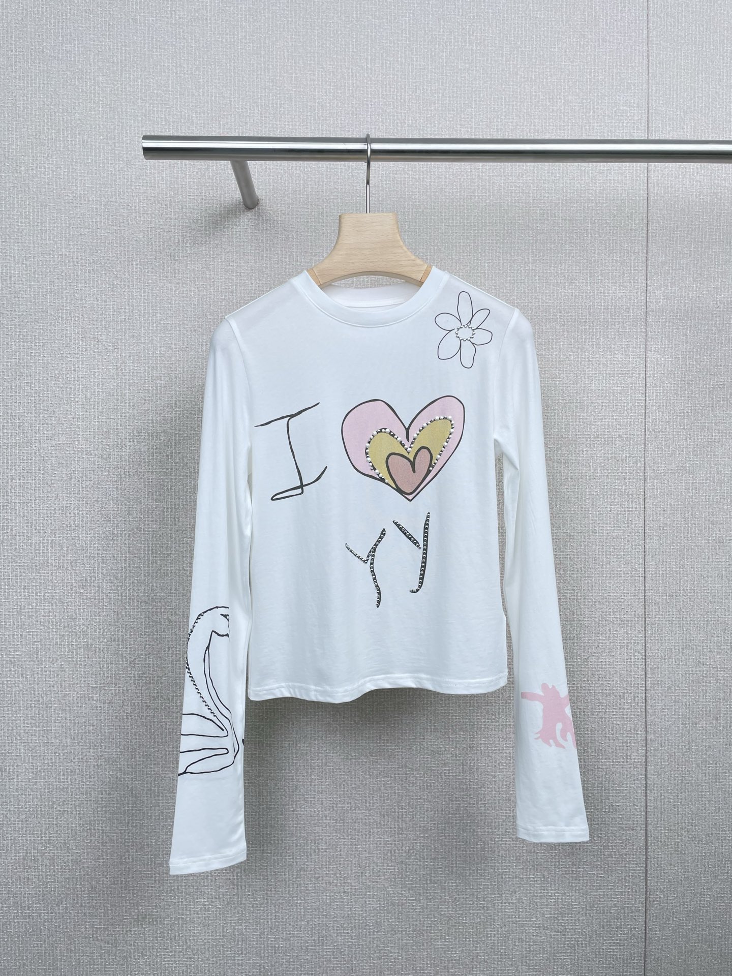 NO:460877,Open YY2925 early autumn new style contrasting heart-shaped letter printing round neck beaded long-sleeved T-shirt, fashionable commuting items, layered or worn alone, fashionable and versatile cotton fabric is super comfortable and skin-friendly, excellent texture, colorful love letter printing design, willow nail decoration, exquisite and practical, matching with any lower body, it looks huge and beautiful, single or inner wear can be contracted for the whole autumn, one piece can easily solve the slack feeling, full of comfort, soft and glutinous skin-friendly and comfortable, and full of leisure and age-reducing girlishness. SML, tees, t-shirt, alexander wang19860909Open YY2925早秋新款对比心形字母印花圆领串珠长袖T恤,时髦通勤单品,可叠穿或单穿,时髦百搭棉质面料超级舒适亲肤,质感超赞,彩色爱心字母印花设计,柳钉装饰,精致又实穿,搭配任何下半身都巨巨巨巨好看,单穿或做内搭 可以承包整个秋天,一件轻松搞定松弛感,舒适感满分,软糯亲肤又舒适,休闲减龄少女感满满. 码数SML,,tees，t-shirt,alexander wang,Women's clothing