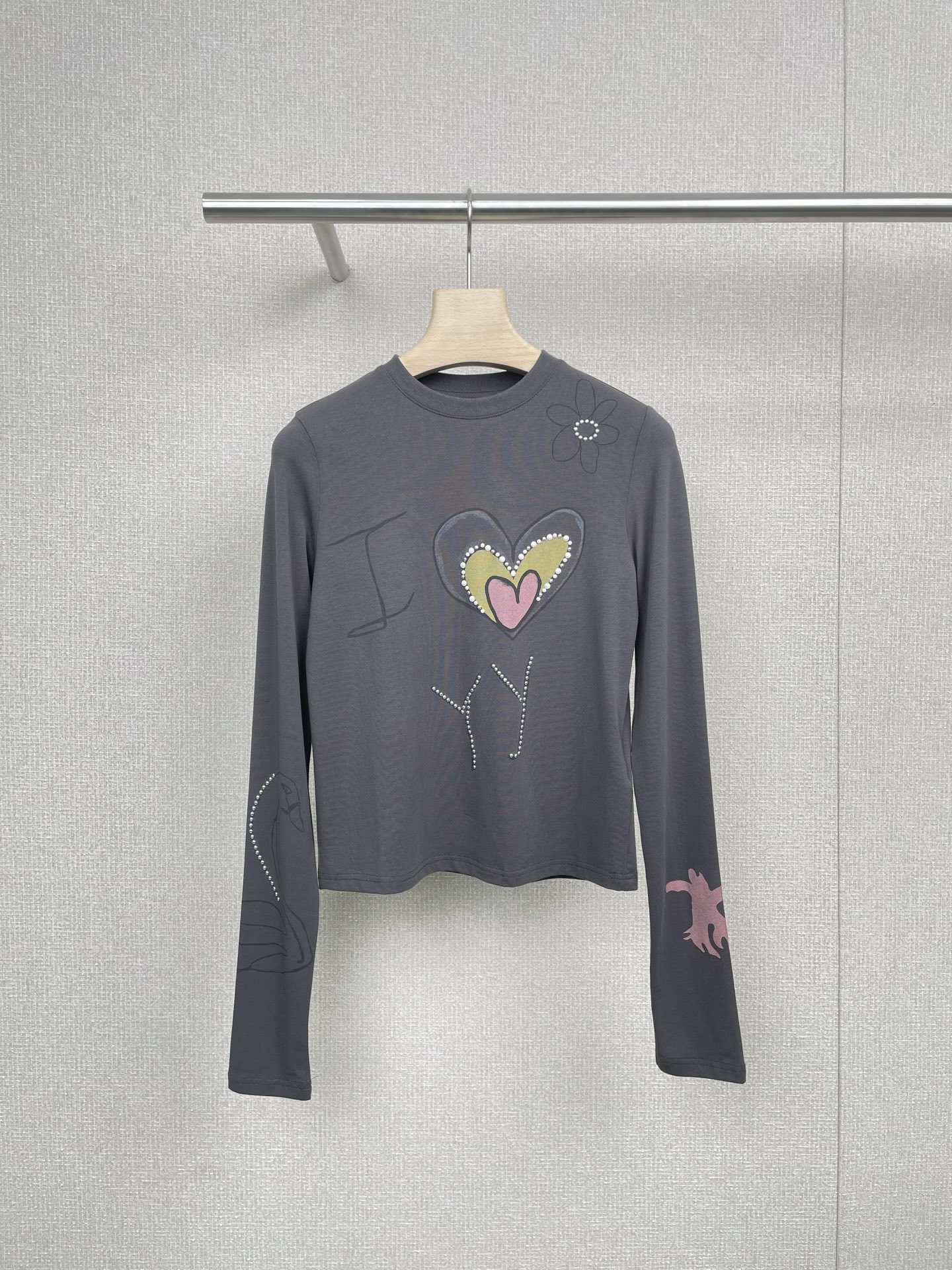 NO:460893,Open YY2925 early autumn new style contrasting heart-shaped letter printing round neck beaded long-sleeved T-shirt, fashionable commuting items, layered or worn alone, fashionable and versatile cotton fabric is super comfortable and skin-friendly, excellent texture, colorful love letter printing design, willow nail decoration, exquisite and practical, matching with any lower body, it looks huge and beautiful, single or inner wear can be contracted for the whole autumn, one piece can easily solve the slack feeling, full of comfort, soft and glutinous skin-friendly and comfortable, and full of leisure and age-reducing girlishness. SML, tees, t-shirt, alexander wang19860909Open YY2925早秋新款对比心形字母印花圆领串珠长袖T恤,时髦通勤单品,可叠穿或单穿,时髦百搭棉质面料超级舒适亲肤,质感超赞,彩色爱心字母印花设计,柳钉装饰,精致又实穿,搭配任何下半身都巨巨巨巨好看,单穿或做内搭 可以承包整个秋天,一件轻松搞定松弛感,舒适感满分,软糯亲肤又舒适,休闲减龄少女感满满. 码数SML,,tees，t-shirt,alexander wang,Women's clothing