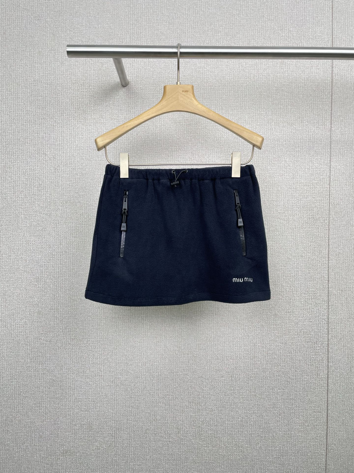 NO:460848,MiuMiu 2025 autumn and winter new fleece mini skirt is simply a representative of the high-end feeling of autumn and winter streets. It has a loose waist design and a large zippered pocket details. It is both warm and fashionable, and it can easily create a lazy and neat look. The length of the short skirt just shows the leg curve, making it look slim and tall, perfectly balances the heavy feeling of the jacket. When you go out, it is both warm and feminine. It is recommended for sisters who want to go out easily and maintain a fashionable feeling. Get it quickly, and the autumn and winter outfits are no longer monotonous. SML, miumiu, skirts, jackets & coats, alexander wang19860909MiuMiu2025秋冬新款摇粒绒迷你短裙,简直是秋冬街头的高级感代表,松紧腰头宽松设计,配上拉链大口袋细节,既保暖又时髦,轻松打造慵懒又利落的造型,短裙的长度刚好秀出腿部曲线,显瘦又显高,完美平衡了外套的厚重感,这样穿出门,既保暖又不失女性柔美,推荐给想要轻松出街又想保持时髦感的姐妹们,快get起来,秋冬穿搭不再单调. 码数SML,,miumiu,skirts,jackets & coats,alexander wang,Women's clothing