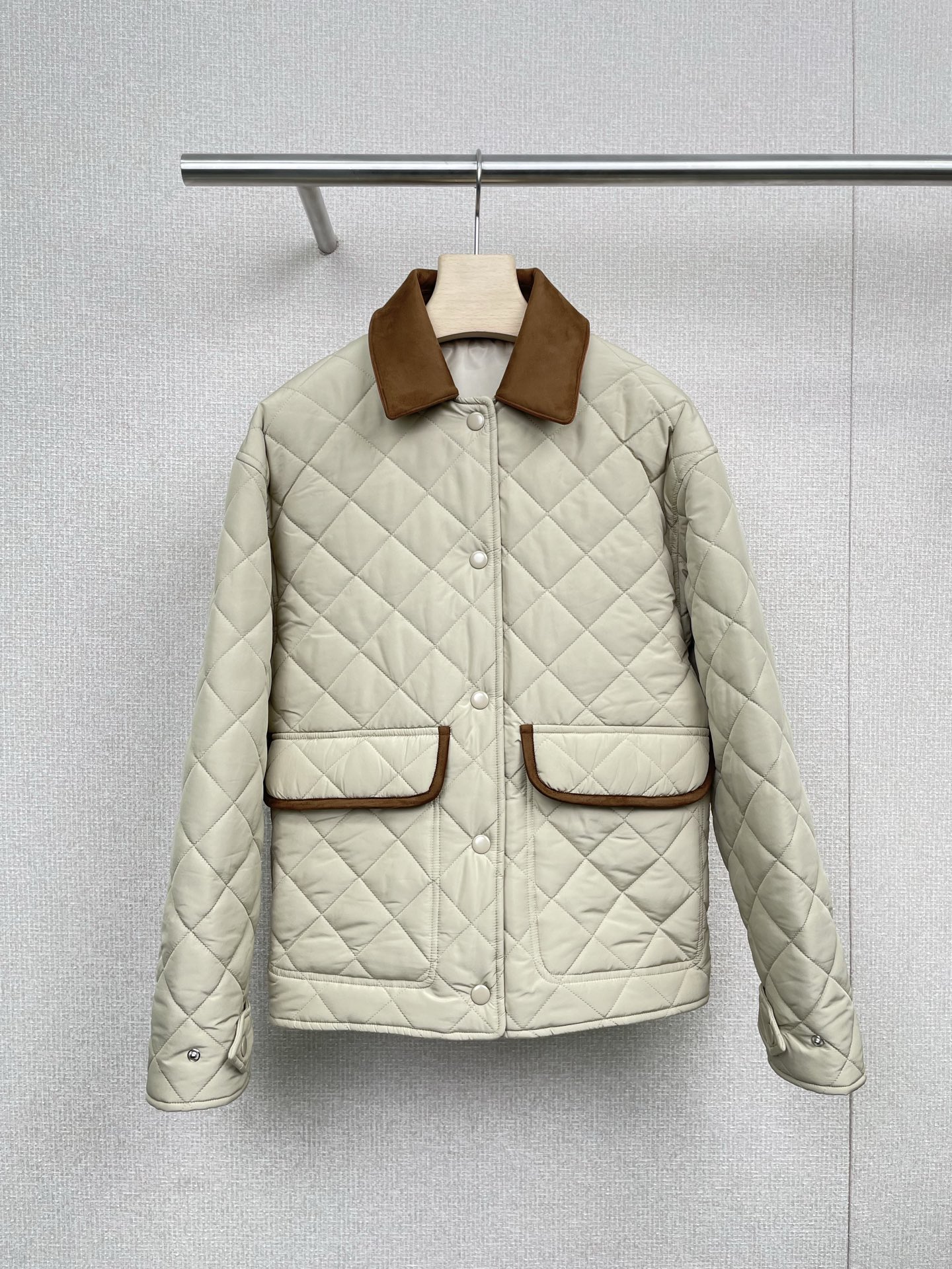 NO:460879,MiuMiu's new Autumn and Winter Lapel Diamond Cotton Clothing 2025 Lapel Diamond Cotton Clothing. The biggest highlight of this jacket is the splicing design of suede lapels. As a retro element, suede not only makes the whole jacket look more textured, but also adds a touch of retro charm. It is also very clever, not only does it look abrupt, but also shows a sense of fashion. The lapel design makes this jacket look more capable and neat. It not only can well modify the neck lines, but also adds a sense of handsomeness. Whether it is daily outfits or workplace outfits, it can be easily controlled. The diamond pattern design not only makes the whole jacket look more layered, but also has a good warmth effect. It also has first-class slimming effect. It doesn't have to worry about looking bloated when worn. It is elegant and lined, casual and capable, and intellectual. It is suitable for wearing a baseball cap for outdoor travel or commuting to work.  SML, miumiu, jackets & coats,chamois leather,hats,alexander wang19860909MiuMiu2025秋冬新款翻领菱格棉服,这款外套最大的亮点就是麂皮绒翻领的拼接设计啦,麂皮绒作为一种复古元素,不仅让整件外套看起来更加有质感,还增添了一丝复古的韵味,而且它的拼接方式也非常巧妙,既不会显得突兀,又能很好地展现出时尚感,翻领的设计让这款外套看起来更加干练利落,它不仅能够很好地修饰颈部线条,还能增添一丝帅气感,无论是日常穿搭还是职场穿搭,都能轻松驾驭,菱格的图案设计不仅让整件外套看起来更加有层次感,还能起到很好的保暖效果,而且它的显瘦效果也是一流的,穿上它完全不用担心会显臃肿呢,优雅有线条感,休闲干练又知性,搭上棒球帽,户外出行或上班通勤都适配. 码数SML,,miumiu,jackets & coats,chamois leather,hats,alexander wang,Women's clothing