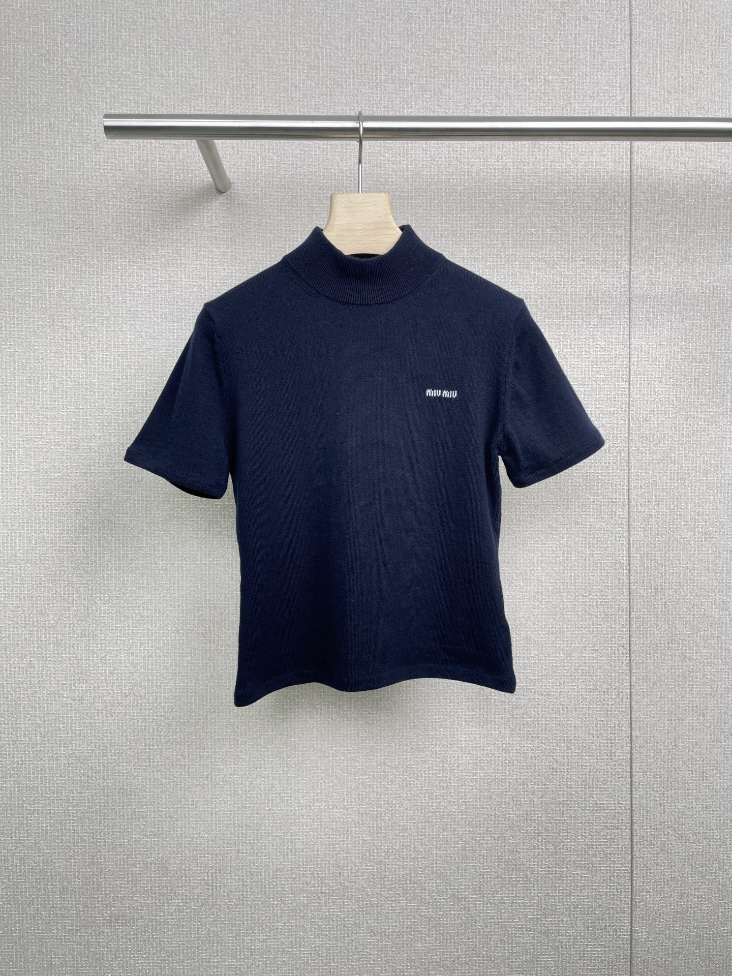 NO:460849,MiuMiu 2025 autumn and winter new half-high neck cashmere knitted short-sleeved sleeves are simply a magical tool for autumn interior matching. The design is full of design. The half-high neck design is really too exciting. It will not be as stuffy as the turtle neck, but it can just modify the neck lines, making the neck look slender and elegant. The short-sleeved style is just right in the alternating seasons, not too thin or hot. The knitted fabric is full of texture, and the body is soft and skin-friendly. The slim style outlines the body curve just right, making it look slim and fashionable. The niche design allows you to stand out among the crowd and say goodbye to the street styles, low-key and versatile, and the classic navy blue will not make mistakes whether it is matched with skirts or pants. It is very suitable for daily commuting or leisure travel.  SML, miumiu, skirts, T-shirt, alexander wang19860909MiuMiu2025秋冬新款半高领羊绒针织短袖,简直是秋季内搭的神器,设计感满满,半高领的设计真的太戳我了,既不会像高领那样闷热,又能恰到好处地修饰颈部线条,显得脖子修长又优雅,短袖的款式在交替季节穿刚刚好,不会过于单薄,也不会觉得热,针织的面料质感满满,穿上身软糯亲肤,而且修身的版型更是把身材曲线勾勒得恰到好处,既显瘦又不失时尚感,小众的设计让你在人群中脱颖而出,告别烂大街的款式,低调又百搭,经典的藏蓝色,无论是搭配裙子还是裤子都不会出错,日常通勤或者休闲出游都很合适. 码数SML,,miumiu,skirts,T-shirt,alexander wang,Women's clothing