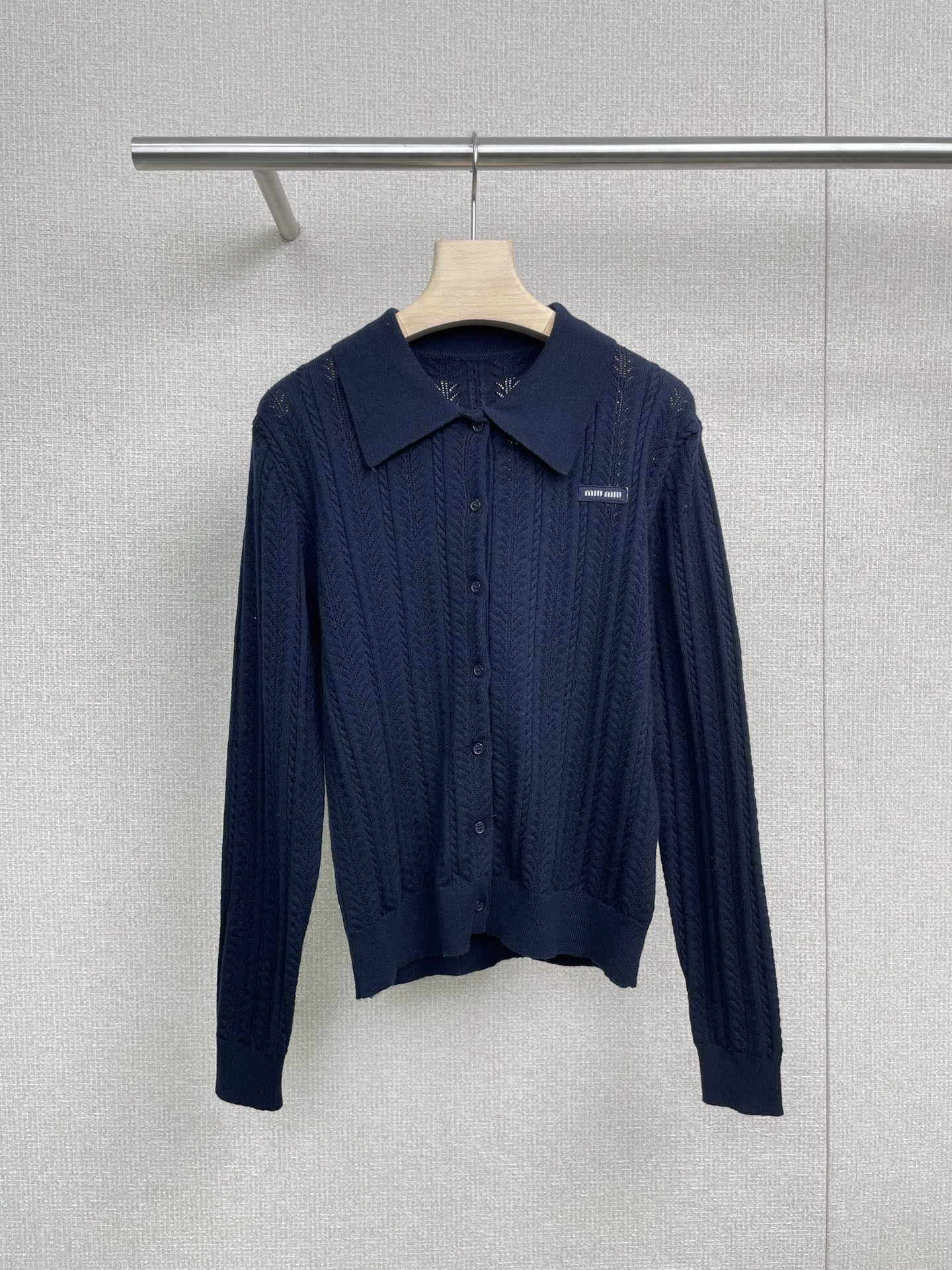 NO:460865,MiuMiu 2025 autumn and winter new lapel slim wool cardigan, sisters, the secret to both temperature and demeanor in winter, solid color lapel wool cardigan, texture, it is a real 'top student'. The wool fabric is soft, it is gentle and not tied in close-fitting, and the warmth is even more unspeakable. The outdoor cold wind is whistling, and wearing it is like carrying a 'small warming stove' with you, the heat is firmly locked on your body, and the solid color is simple style.  'Matching with magical assist', the navy blue is gentle and steady, and the bright scarf is instantly transformed into a Korean heroine, making her look capable and neat, and she matches her commuter pants and casual skirts with full fit, easily grasping the atmosphere of the occasion, and the lapel design is even more soulful, open and casual, highlighting the lazy style, and the button is exquisite and decent, full of bookishness, and seamlessly switches to work and party. Who can wear such a practical and outstanding wool cardigan, who can't be moved by such a heart-warming and heart-warming cardigan.  SML, miumiu, skirts, alexander wang19860909MiuMiu2025秋冬新款翻领修身羊毛开衫,姐妹们,冬天既要温度又要风度的秘诀,纯色翻领羊毛开衫,质感这块,它是实打实的“尖子生”,羊毛面料软乎乎,贴身穿轻柔不扎,保暖力更是没得说,室外冷风呼呼,穿上它就像随身揣了个“小暖炉”,热气牢牢锁在身上,纯色极简风堪称“搭配神助攻”,藏蓝色温柔稳重,搭亮色围巾秒变韩系女主,衬得人干练利落,搭通勤裤、休闲裙都适配度满分,轻松拿捏场合氛围感,翻领设计更是灵魂,敞开随性松弛,凸显慵懒范,扣上精致得体,书卷气拉满,上班、聚会无缝切换造型,这么实穿又出彩的羊毛开衫,谁拥有不得狠狠心动啊. 码数SML,,miumiu,skirts,alexander wang,Women's clothing