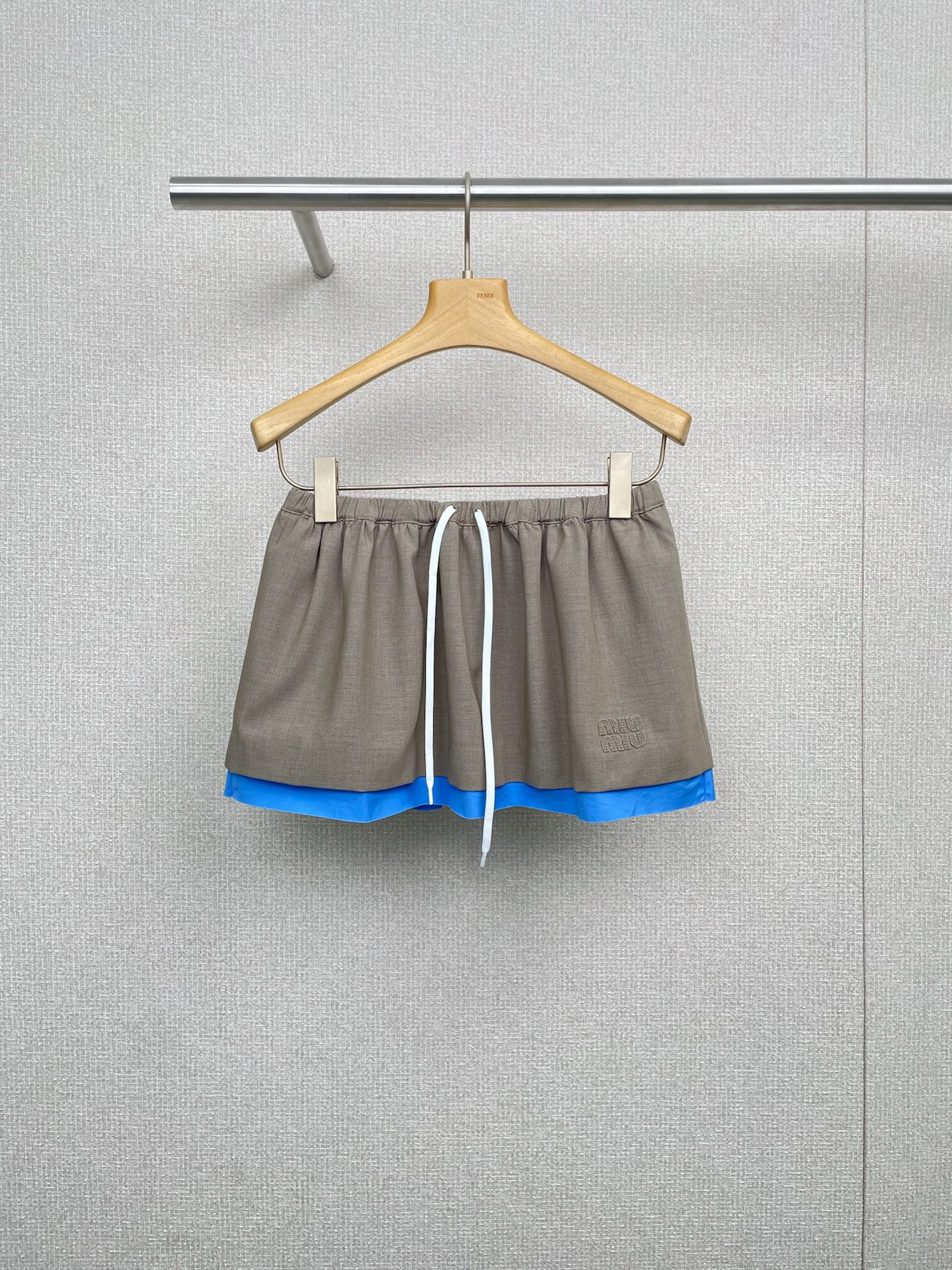 NO:466623,MiuMiu2025 Vadani elastic waist mini skirt, Gadani adopts a tight structure, thick and crisp texture, and a low-key and soft luster on the surface, demonstrating the wearer's elegant taste and high-end style. With the high-strength weaving process, the fabric has excellent wear resistance, is not easy to damage when worn, has a long service life, and is of great quality assurance. Its good wrinkle resistance and shape compliance can effectively modify the body. After wearing it, it creates a neat and upright shape, and easily controls all kinds of formal and casual occasions. After wearing it, the whole person looks exquisite and elegant, easily creating the Korean girl style. Whether it is daily going out on the street or commuting on dates, you can become the focus. SML, miumiu, skirts, alexander wang19860909MiuMiu2025华达尼松紧腰迷你半裙,华达呢采用紧密组织结构,质地厚实挺括,表面呈现低调柔和的光泽感,彰显穿着者的优雅品味与高级格调,凭借高强度的织造工艺,面料具备出色的耐磨性能,日常穿着不易损坏,使用寿命长,极具品质保障,其良好的抗皱性与保形性,能有效修饰身形,穿着后即刻塑造出利落挺拔的造型,轻松驾驭各类正式与休闲场合,穿上后整个人都显得精致又优雅,轻松打造韩系小姐姐风,无论是日常出街还是约会通勤,都能让你成为焦点. 码数SML,,miumiu,skirts,alexander wang,Women's clothing