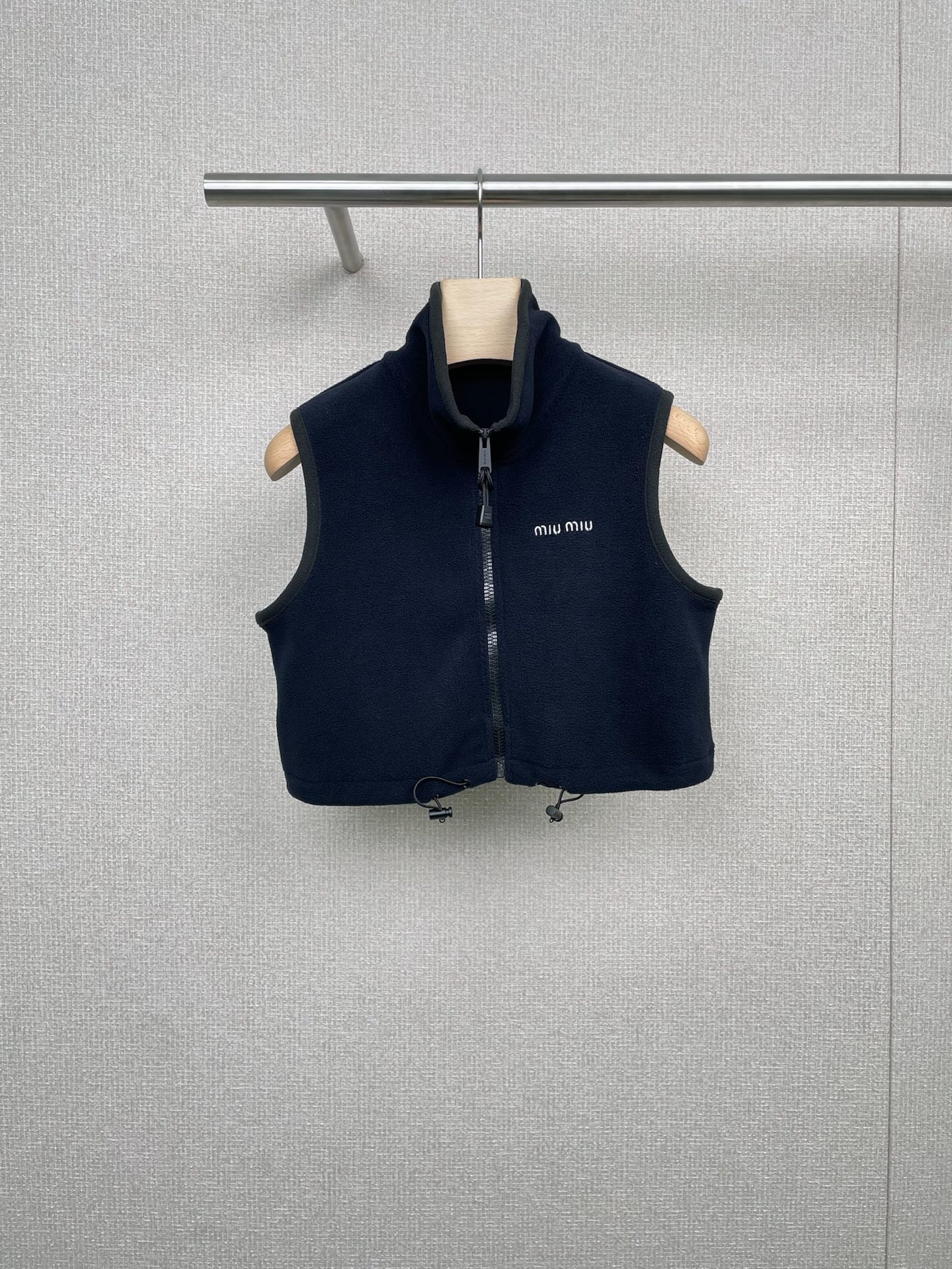 NO:466643,MiuMiu 2025 autumn and winter new rocking fur vest, warm and glutinous, MIU show daily, sports and leisure and intellectual style, warm and worry-free in winter, easy to realize the multi-layered sandwich dressing rules, fashionable and practical, can be easily held by making inner wear and down/coat, high-quality Australian hair and Tianshi blend, create a classic rocking fur fabric, wool, combing, hair shearing, rocking, etc., with a variety of complex processes, the fabric is granular, fluffy and tight, not easy to shed and pill, comfortable to feel, the fur is very delicate, fluffy and fleshy, good warmth, has a certain wear resistance, and solves static problems and excellent texture. SML,,miumiu, down jacket, alexander wang19860909MiuMiu2025秋冬新款摇粒绒马甲,暖绒绒又糯叽叽,MIU秀场日常化,运动休闲与知识分子风的结合,冬日温暖又省心,轻松实现三明治多层次穿搭法则,时髦又实穿,做内搭再套羽绒/大衣也能轻松hold住,高品质澳毛和天丝混纺,打造经典摇粒绒面料,经拉毛、梳毛、剪毛、摇粒等,多种复杂工艺,面料呈颗粒状肌理,蓬松紧密不易掉毛起球,手感舒適、绒的很细腻,蓬松有肉感且保暖性好,具有一定的耐磨性,同时解决了静电困扰,绝佳质感. 码数SML,,miumiu,down jacket,alexander wang,Women's clothing