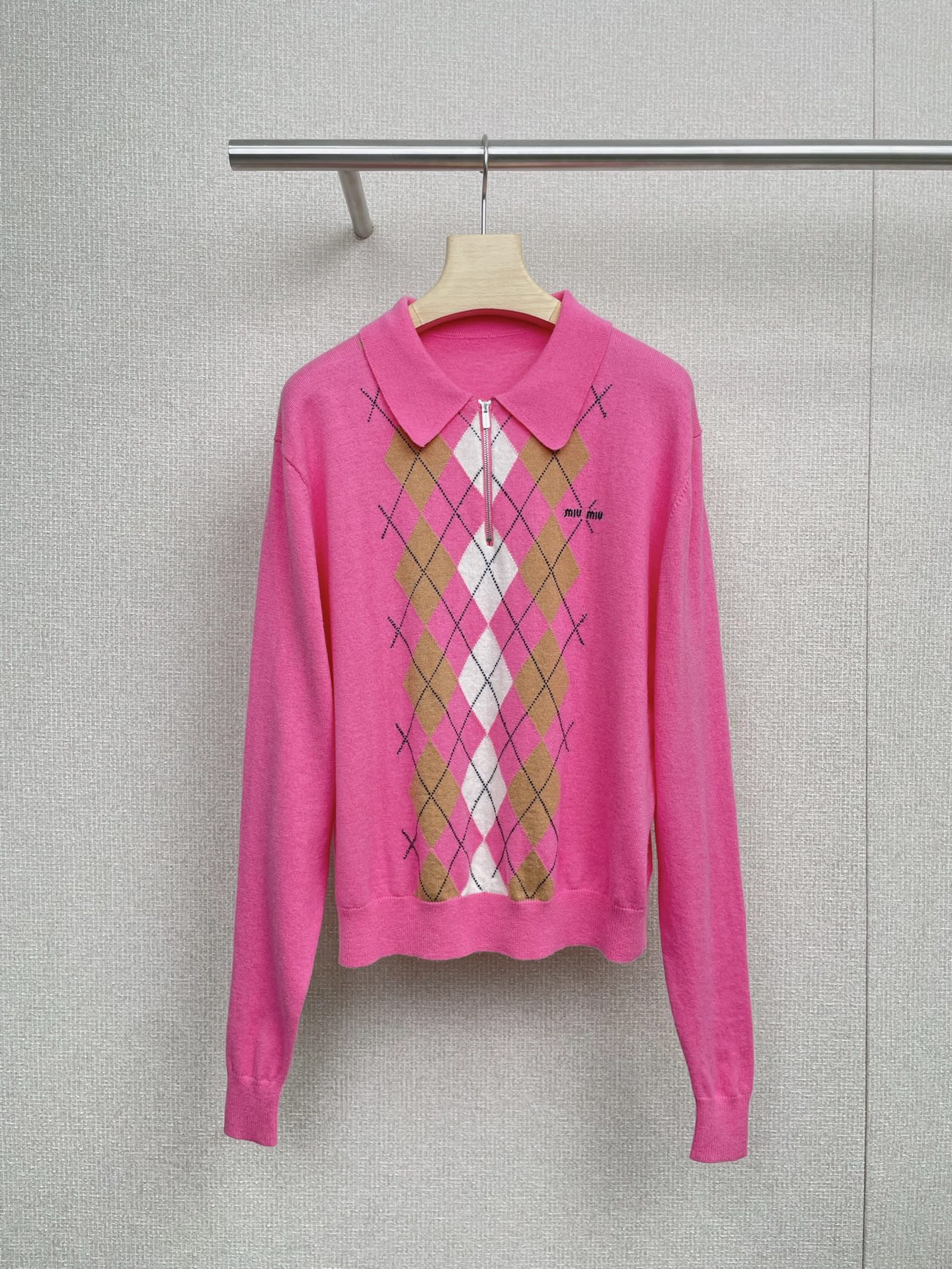 NO:466648,MiuMiu 2025 autumn and winter new diamond-shaped inlay cashmere knitted long-sleeved POLO shirt, which combines leisure and elegance. It reinterprets the new perspective of the classic style with details. Soft and delicate cashmere materials, precision fine ribbed neckline, cuffs and hem, smooth and simple half-slap shoulder line design, with eye-catching jacquard logo on the chest, highlighting the style, the front breakpoint diamond geometric pattern presents contrasting color design, polo lapel design and slim tailoring outline beautify the upper body proportions, layering and single-wearing and switching freely, without gender neutral style, presenting a modern style top item. SML, miumiu, alexander wang19860909MiuMiu2025秋冬新款菱形嵌花羊绒针织长袖POLO衫,闲适与优雅兼具的设定上,以细节重释经典款的新视角,柔软细腻山羊绒用料,精密细罗纹领口、袖口和下摆,流畅简洁半插肩线条设计,胸前点缀醒目的提花徽标,彰显格调,正面断点菱形几何图案呈现撞色设计,polo翻领设计与修身剪裁勾勒美化上身比例,叠搭单穿切换自如,无性别主义中性风格,呈现摩登格调的上装单品. 码数SML,,miumiu,alexander wang,Women's clothing