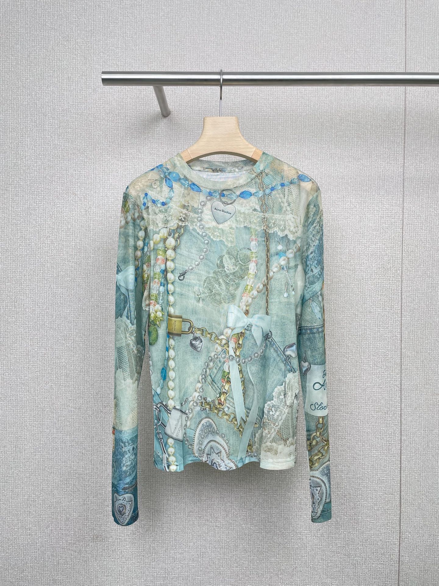 NO:466604,Acne  Studios 2025 autumn new mesh printed base. When the autumn wind gradually rises, a little light and tenderness is always needed to connect late summer and late autumn. This mesh base is a romance for autumn - the yarn as thin as a cicada wing hides the right sense of transparency, which is neither too thin, and can allow the skin to breathe in the cool air. Like the mist in the early morning of autumn, gently covering the knitted cardigan or suit. The texture of the neckline cuffs is faintly visible, adding a delicate layering to the simple outfit, and the elastic cut of the body is not picked. It is a casual early autumn look with jeans. It is a soft and feminine look with a skirt. When the wind passes through the hem of the clothes, the mesh brings a fine shaking, like wearing the poetry of autumn on your body, warm but not stuffy, beautiful but not ostentatious. The tenderness of autumn should be hidden in these visible and tangible details.  SML, acne studios,dior,skirts,jeans,business suit,alexander wang19860909Acne Studios2025秋季新款网纱印花打底,秋风渐起时,总需要一点轻盈的温柔来衔接夏末与深秋,这款网纱打底便是为秋日而生的浪漫——细如蝉翼的纱质藏着恰到好处的透感,既不会过分单薄,又能让肌肤在微凉空气中呼吸,像秋日清晨的薄雾,轻轻覆在针织开衫或西装里,领口袖口若隐若现的肌理,为简约穿搭添了层细腻的层次感,不挑身形的弹力剪裁,配牛仔裤是随性的早秋模样,搭半身裙又多了份柔软女人味,当风穿过衣摆,网纱带起细碎的晃动,像把秋天的诗意穿在了身上,暖而不闷,美得不张扬,秋天的温柔,就该藏在这些看得见摸得着的细节. 码数SML,,acne studios,dior,skirts,jeans,business suit,alexander wang,Women's clothing