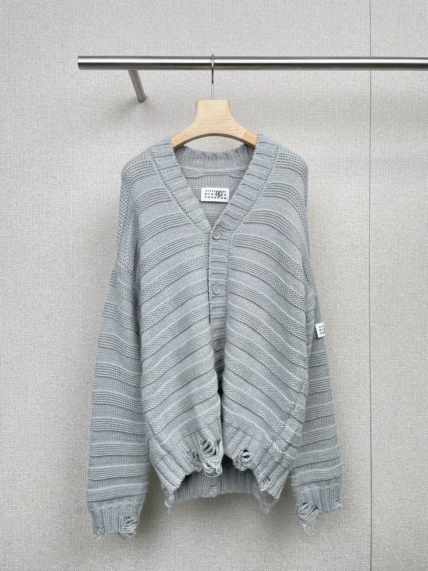 NO:466618,Maison Margiela 2025 wool blended cardigan jacket, today I want to plant a super attitude jacket for everyone, that is Maison Margiela/Majora  24Fw wool-blend destruction cardigan jacket. At the first glance, I was deeply attracted by its unique design. The destructive tailoring and the wool-blend texture are simply a perfect combination of fashion and comfort. This cardigan jacket adopts a classic ribbed V-neck design, and the front is exquisitely decorated. Every detail reveals a sense of high-end. The long-sleeved design and cut-out details make the whole jacket full of layering. When you wear it, you will be the most beautiful baby on the street. The wool-blend material is not only warm and comfortable, but also has a natural luster, making the whole jacket look more advanced and textured. When you wear it, I feel Maison  The unique soul of the Margiela brand is full of artistic sense every detail. The destructive design of this jacket also makes me feel the rebellious spirit of the fashion industry. It is really a very attitude-oriented jacket. SML, masion margiela, jackets & coats, alexander wang19860909Maison Margiela马吉拉2025秋冬羊毛混纺破坏开衫外套,今天要给大家种草一件超级有态度的外套哦,那就是Maison Margiela/马吉拉 24Fw的羊毛混纺破坏开衫外套,第一眼看到这款外套,我就被它的独特设计深深吸引了,破坏性的剪裁,加上羊毛混纺的质感,简直是时尚与舒适的完美结合,这款开衫外套采用了经典的罗纹V领设计,正面还有精致的纽扣装饰,每一个细节都透露出高级感,而且长袖设计,加上挖剪细节,让整件外套充满了层次感,穿上它,你就是街头最靓的崽,羊毛混纺的材质,不仅保暖舒适,还带有一种自然的光泽感,让整件外套看起来更加高级有质感,穿上它,我仿佛感受到了Maison Margiela品牌那种特立独行的灵魂,每一个细节都充满了艺术感,这款外套的破坏设计,也让我感受到了时尚界的反叛精神,真的是一件非常有态度的外套哦. 码数SML,,masion margiela,jackets & coats,alexander wang,Women's clothing