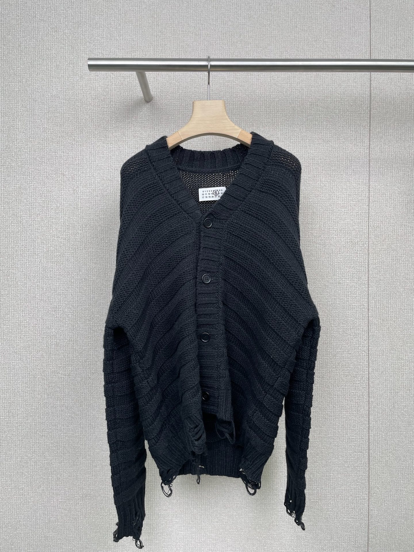 NO:466630,Maison Margiela 2025 wool blended cardigan jacket, today I want to plant a super attitude jacket for everyone, that is Maison Margiela/Majora  24Fw wool-blend destructive cardigan jacket. At the first glance, I was deeply attracted by its unique design. The destructive tailoring and the wool-blend texture are simply a perfect combination of fashion and comfort. This cardigan jacket adopts a classic ribbed V-neck design, and the front is exquisite button decoration. Every detail reveals a sense of high-endness. The long-sleeved design and cut-out details make the whole jacket full of layering. When you wear it, you will be the most beautiful baby on the street. The wool-blend material is not only warm and comfortable, but also has a natural luster, making the whole jacket look more advanced and textured. When you wear it, I feel Maison  The unique soul of the Margiela brand is full of artistic sense every detail. The destructive design of this jacket also makes me feel the rebellious spirit of the fashion industry. It is really a very attitude-oriented jacket. SML, masion margiela, jackets & coats, alexander wang19860909Maison Margiela马吉拉2025秋冬羊毛混纺破坏开衫外套,今天要给大家种草一件超级有态度的外套哦,那就是Maison Margiela/马吉拉 24Fw的羊毛混纺破坏开衫外套,第一眼看到这款外套,我就被它的独特设计深深吸引了,破坏性的剪裁,加上羊毛混纺的质感,简直是时尚与舒适的完美结合,这款开衫外套采用了经典的罗纹V领设计,正面还有精致的纽扣装饰,每一个细节都透露出高级感,而且长袖设计,加上挖剪细节,让整件外套充满了层次感,穿上它,你就是街头最靓的崽,羊毛混纺的材质,不仅保暖舒适,还带有一种自然的光泽感,让整件外套看起来更加高级有质感,穿上它,我仿佛感受到了Maison Margiela品牌那种特立独行的灵魂,每一个细节都充满了艺术感,这款外套的破坏设计,也让我感受到了时尚界的反叛精神,真的是一件非常有态度的外套哦. 码数SML,,masion margiela,jackets & coats,alexander wang,Women's clothing