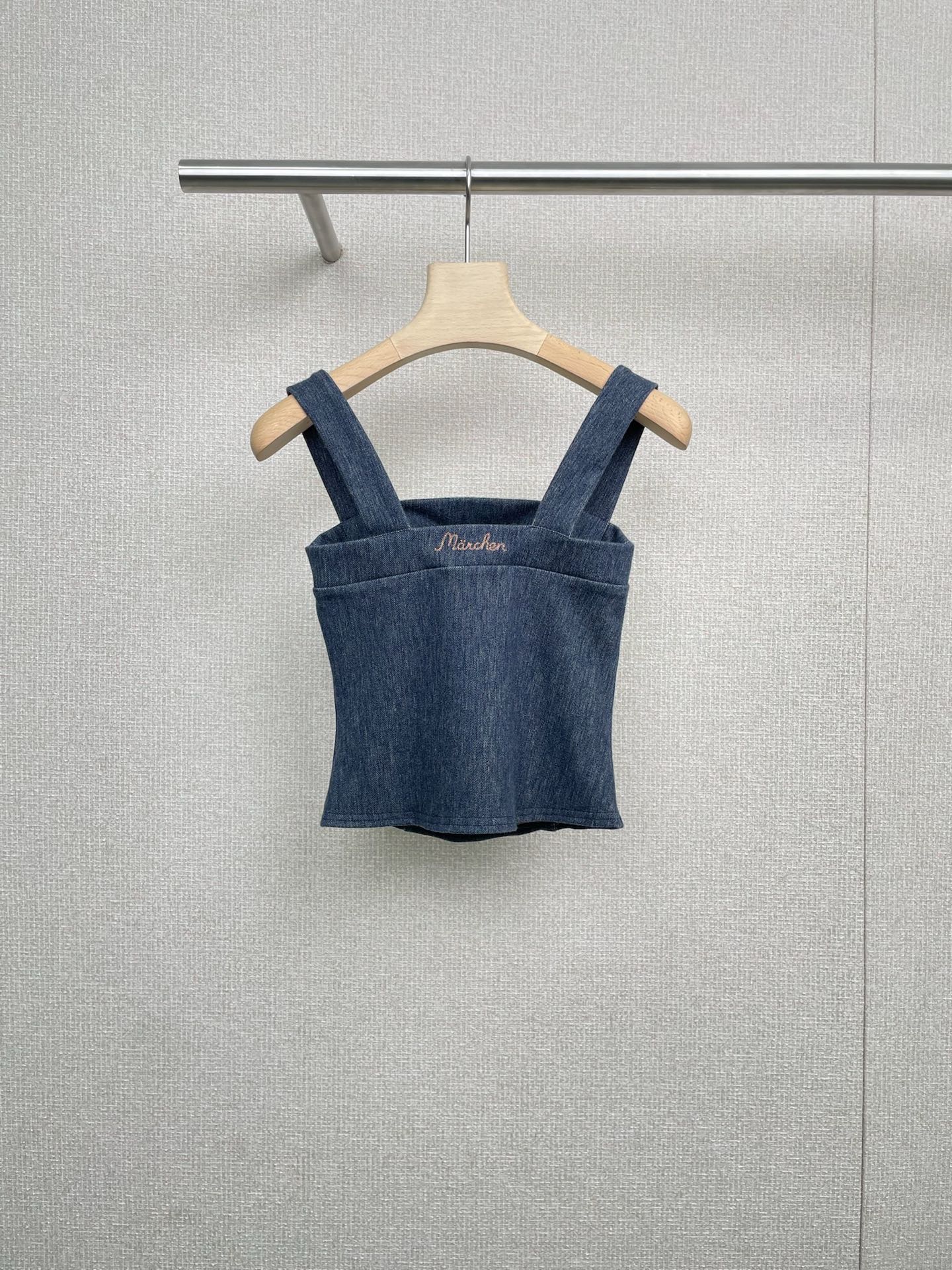 NO:466642,Marchen 2025 autumn new cold spring denim vest, sweet and cool hot girls are standard for going out, who can refuse a denim outfit? Short denim suspenders paired with long skirts in the same color are simply sweet and cool ceilings, exposed waist, sexy and playful, easy to grasp the summer atmosphere, classic denim blue, with a retro feel, whether on the street or on campus, you can become the focus. Paired with black and white canvas shoes, casual and fashionable, change to white shoes, instantly fresh and doubled. This outfit is not picky about occasions, and it is very suitable for daily outings and besties. Baby boys, put this set into the wardrobe and make the most beautiful sweet and cool hot girls in summer together. Size SML tops, skirts, alexander wang19860909Marchen2025秋季新款冷泉牛仔背心,甜酷辣妹出街标配,谁能拒绝一套牛仔穿搭啊,短款牛仔吊带搭配同色系长裙,简直是甜酷风的天花板,露出的小蛮腰,性感又俏皮,轻松拿捏夏日氛围,经典牛仔蓝,自带复古感,无论街头还是校园,都能让你成为焦点,搭配上黑白帆布鞋,随性又时髦,换成小白鞋,瞬间清新加倍,这套穿搭不挑场合,日常出街、闺蜜聚会都超合适,宝子们,快把这套收入衣柜,一起做夏日最靓的甜酷辣妹. 码数SML 上衣,,skirts,alexander wang,Women's clothing