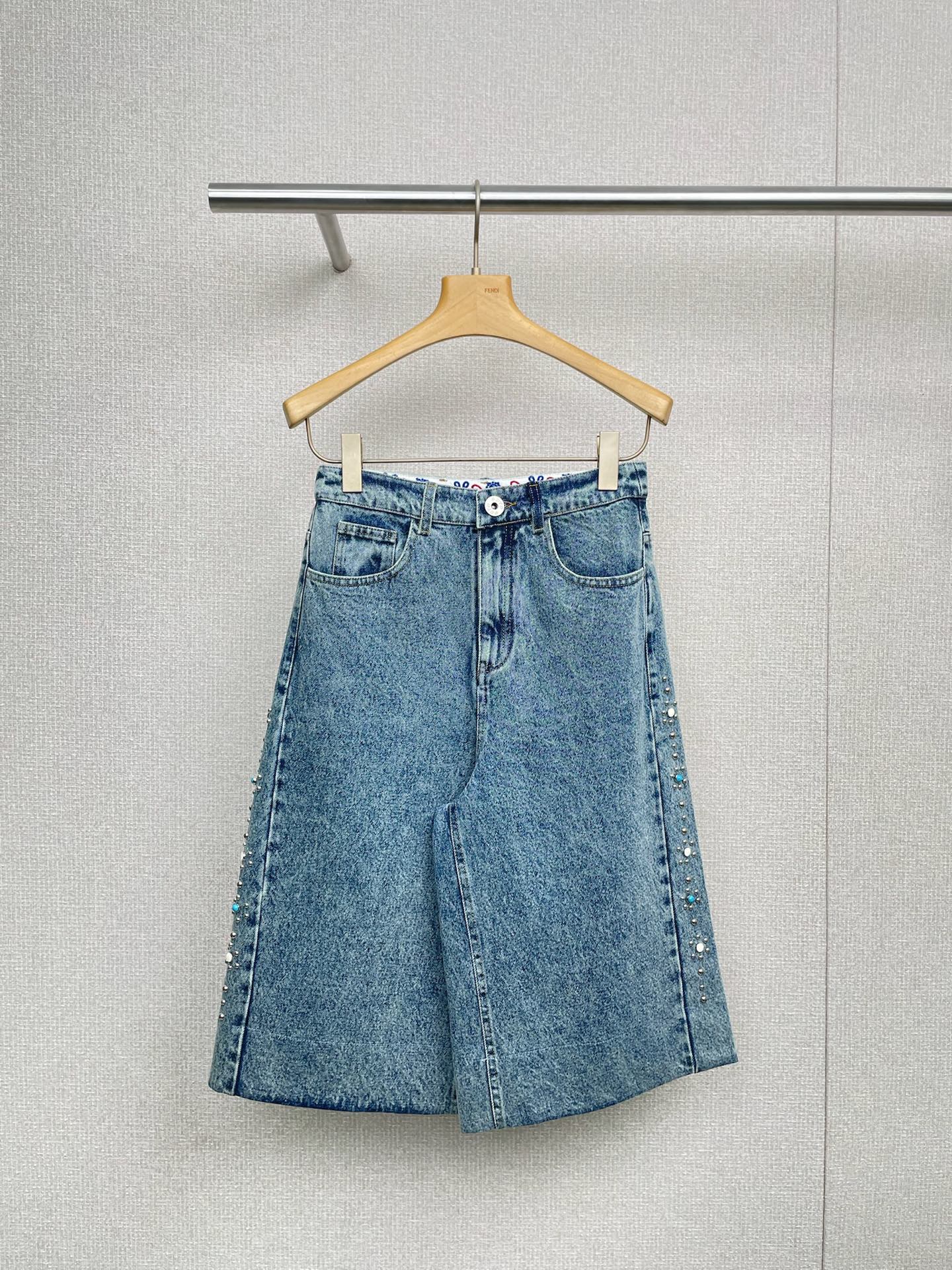 NO:466670,ODTD designer brand 2025 early autumn denim contrasting pattern flip-beaded mid-pants. This pair of denim shorts is directly conferred. No one is not allowed to know. The style is superb, with a high waist + slightly wide cut, the legs are directly stretched out, and the wide hips, thick legs, and fake hips are all pinched. It is not a dream to make 5 kilograms visually slim, straight lines can also modify the thick legs straight and thin. A small person looks tall and tall. A tall person is fully open in his aura. How can you  It looks good to match. Denim fabric is heavy-duty nailed beads and embroidered patterns. It is soft and not hard at all. It is not stuck in the crotch when squatting or walking. It is very comfortable to walk 20,000 steps. The washing process is just right. It is retro and fashionable. It tastes more and more delicious. The key is to match it no matter how you match it. It is equipped with an oversize T-shirt + dad shoes, a suspender vest + Martin boots, a sweater + loafers, and contract the whole autumn outfit.  SML, versace,loafers,boots,shorts,tees,t-shirt,alexander wang19860909ODTD设计师品牌2025早秋牛仔撞色花纹翻边钉珠中裤,这条牛仔中短裤穿上直接封神,不允许还有人不知道,版型超绝,高腰+微阔的剪裁,腿型直接拉满,胯宽、腿粗、假胯宽统统被拿捏,视觉显瘦5斤不是梦,直筒线条还能把小粗腿修饰得又直又细,小个子穿显高,高个子穿气场全开,怎么搭都好看,牛仔面料重工钉珠加刺绣花纹,软乎乎的一点都不硬挺,蹲下、走路完全不卡裆,穿着暴走两万步都超自在,水洗工艺做旧感恰到好处,复古又时髦,越穿越有味道,关键是怎么搭都可以,搭oversizeT恤+老爹鞋,配吊带背心+马丁靴,塞件针织衫+乐福鞋,承包整个秋天的穿搭. 码数SML,,versace,loafers,boots,shorts,tees，t-shirt,alexander wang,Women's clothing