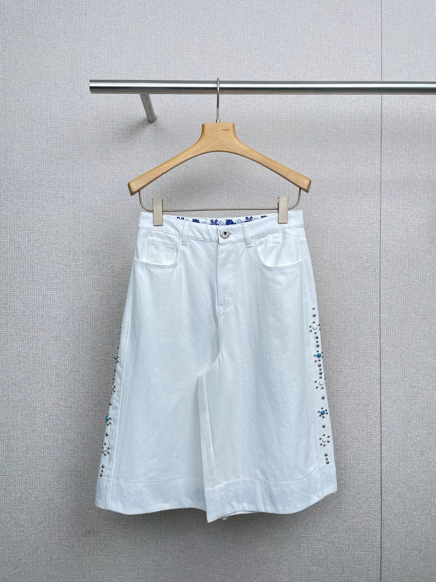 NO:466680,ODTD designer brand 2025 early autumn denim contrasting pattern flip-beaded mid-pants. This pair of denim shorts is directly conferred. No one is not allowed to know. The style is superb, with a high waist + slightly wide cut, the legs are directly stretched out, and the wide hips, thick legs, and fake hips are all pinched. It is not a dream to make 5 kilograms visually slim, straight lines can also modify the thick legs straight and thin. A small person looks tall and tall. A tall person is fully open in his aura. How can you  It looks good to match. Denim fabric is heavy-duty nailed beads and embroidered patterns. It is soft and not hard at all. It is not stuck in the crotch when squatting or walking. It is very comfortable to walk 20,000 steps. The washing process is just right. It is retro and fashionable. It tastes more and more delicious. The key is to match it no matter how you match it. It is equipped with an oversize T-shirt + dad shoes, a suspender vest + Martin boots, a sweater + loafers, and contract the whole autumn outfit.  SML, versace,loafers,boots,shorts,tees,t-shirt,alexander wang19860909ODTD设计师品牌2025早秋牛仔撞色花纹翻边钉珠中裤,这条牛仔中短裤穿上直接封神,不允许还有人不知道,版型超绝,高腰+微阔的剪裁,腿型直接拉满,胯宽、腿粗、假胯宽统统被拿捏,视觉显瘦5斤不是梦,直筒线条还能把小粗腿修饰得又直又细,小个子穿显高,高个子穿气场全开,怎么搭都好看,牛仔面料重工钉珠加刺绣花纹,软乎乎的一点都不硬挺,蹲下、走路完全不卡裆,穿着暴走两万步都超自在,水洗工艺做旧感恰到好处,复古又时髦,越穿越有味道,关键是怎么搭都可以,搭oversizeT恤+老爹鞋,配吊带背心+马丁靴,塞件针织衫+乐福鞋,承包整个秋天的穿搭. 码数SML,,versace,loafers,boots,shorts,tees，t-shirt,alexander wang,Women's clothing