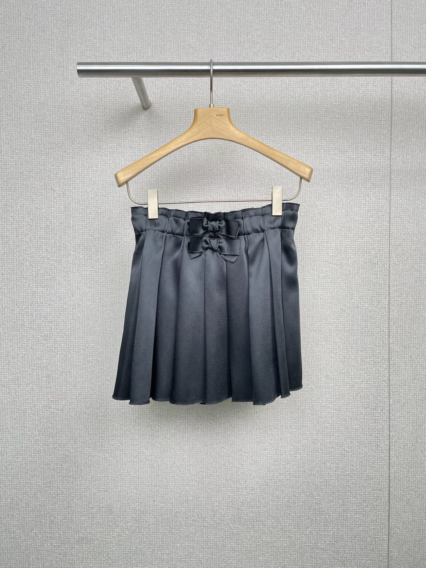 NO:466660,MARCHEN2025 new vacation series Huadu pleated short skirt skirt, sweet and cool girl's heart-warming battle robe, who knows, this three-dimensional flower pleated skirt directly fills the sweet and cool feeling, the main color of gray is super gentle, the pleated design is flexible and age-reducing, walking, sweet and bubbled, the metal texture color is hidden, exquisite up, paired with a short top to become a hot girl in seconds, and it is very academic style with loose sweatshirts, daily outings, dates, music festivals, wearing it is definitely a good dressing cheating tool, I have foreseeable to become my permanent guest of summer outfits, sweet and cool girls close their eyes, whoever wears them cutely explodes. SML, hoodie, sweatshirts, skirts, alexander wang19860909MARCHEN2025新品度假系列花都百褶短裙半身裙,甜酷少女的心动战袍,谁懂啊,这条立体花朵百褶裙,直接把甜酷感拉满,灰色的主色调超温柔,百褶设计灵动又减龄,走路一飘一飘的,甜到冒泡,金属质感颜色暗藏小心机,精致感up,搭短款上衣秒变辣妹,配宽松卫衣又很学院风,日常出街、约会、音乐节、穿它准出彩,妥妥的穿搭作弊神器,已经预见会成为我的夏日穿搭常驻嘉宾,甜酷少女们闭眼冲,谁穿谁可爱炸场. 码数SML,,hoodie,sweatshirts,skirts,alexander wang,Women's clothing