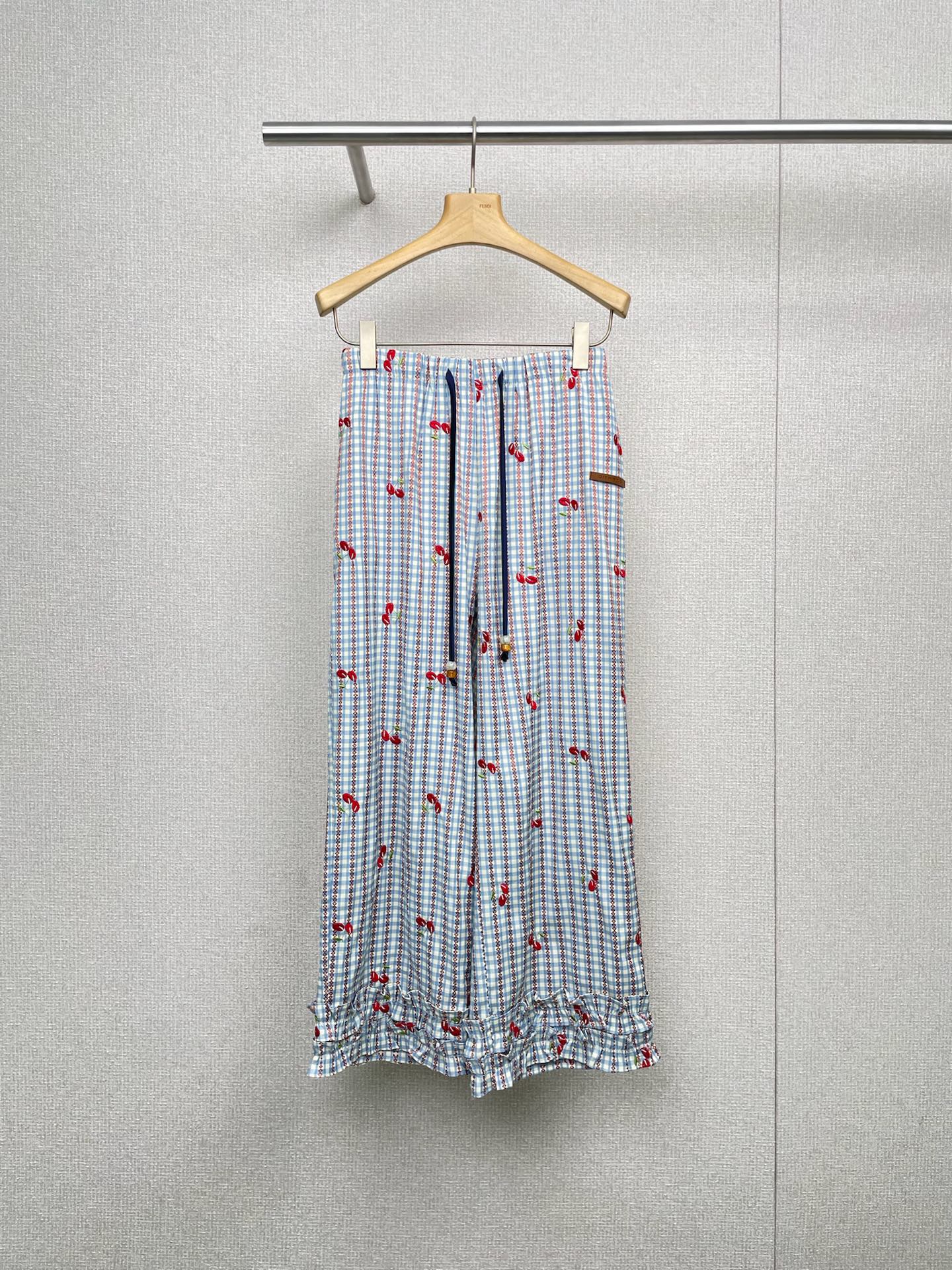 NO:466669,SELALA GU-OITMMTIO designer brand casual pants with black ears. The end of the pants is striped pants, which is worthy of being recommended countless times. A pair of beautiful striped plaid pants can be matched with lazy feel at will. First of all, the upper body of this casual pants is super good, making it look slimming and flesh covering. The overall pants style is straight-leg wide-leg pants. The just-slimming amount will feel very inclusive to the thighs. The overall visual effect is full, which is very slimming and slimming. The waist of the pants is also made of cherry embroidery. The outfit has an invincible atmosphere. It is perfect for both daily life, leisure activities or walking. Sisters listen to me, just close your eyes, and will never regret it. SML, alexander wang19860909SELALA GU-OITMMTIO设计师品牌木耳边休闲裤,裤子的尽头是条纹裤,值得被安利无数次,一条好看的条纹格子裤是可以随意搭配慵懒的feel,首先这条休闲裤上身效果超级赞,显瘦遮肉无敌了,整体的裤型版型是偏直筒款的阔腿裤,刚刚好的松量感觉会对大腿的包容性很好,整体视觉效果拉满,非常的遮胯显瘦,版型超级正,而且裤腰还做了樱桃刺绣,穿搭氛围感无敌的存在,不管日常生活还是休闲活动还是出门遛弯都完美适配,姐妹们听我的,闭眼入就好了,绝不会后悔的神裤. 码数SML,,alexander wang,Women's clothing