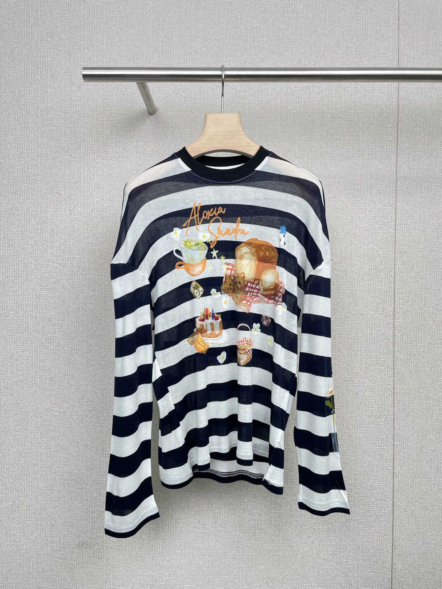 NO:466679,AlexiaSandra 2025 early autumn contrast striped autumn outing picnic print long-sleeved T-shirt, striped blouse planted by Korean girls, the upper body is directly grasped with the essence of slackness, contrasting stripes + slightly transparent fabric printing, lazy and fashionable, loose style hides flesh and makes it look slim, long-sleeved sun protection is super considerate, matched with a white skirt, Korean style freshness is full of, single wear is casual street style, small suspenders inside, layering layering is amazing, Korean women's outfit formula, this is there, the fabric is soft and close to the body, it is used as a sunscreen blouse in summer, air-conditioned room as an inner wear, a pragmatic outfit with top N pieces, Korean atmosphere is easy to grasp. SML, skirts, tees, t-shirt, alexander wang19860909AlexiaSandra2025早秋撞色条纹秋游野餐印花长袖T恤,被韩系小姐姐种草的条纹罩衫,上身直接拿捏松弛感精髓,撞色条纹 + 微透面料印花,慵懒又时髦,宽松版型藏肉显瘦,长袖防晒超贴心,搭配白裙韩系清新感拉满,单穿是随性街头风,内搭小吊带,叠穿层次感绝了,韩女出街穿搭公式,这不就有了,面料软乎乎贴身穿不扎,夏天当防晒罩衫,空调房当内搭,一件顶 N 件的实用主义穿搭,韩系氛围感轻松拿捏. 码数SML,,skirts,tees，t-shirt,alexander wang,Women's clothing