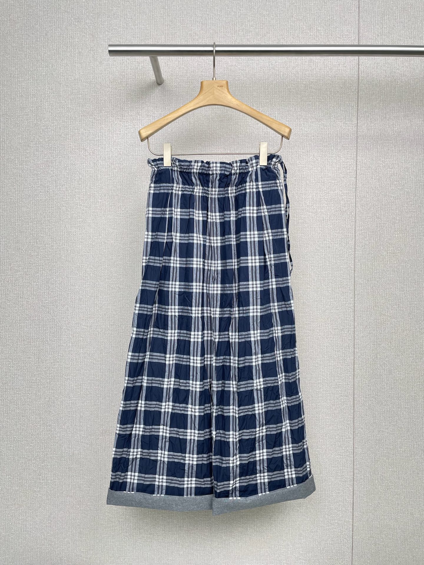 NO:466700,SHORT SENTENCE Designer brand 25 early autumn new wrinkle texture oversized trousers, classic plaid pattern with innate retro tone, each plaid is like telling the past story of fashion. This unique design, different from ordinary casual pants, instantly fills the overall fashion sense, allowing you to easily become the focus of the crowd, full of retro charm, but not losing the modern sense of fashion, loose wide legs, casual and comfortable, the loose wide legs of this pants are simply 'body savior'. Whether you have a pear-shaped figure or not confident enough in your leg lines, it can be perfectly tolerant, cleverly modify the leg shape, and easily create a casual and lazy atmosphere. When you walk, the legs of the pants flutter in the wind, which is so cool and comfortable, just like wearing a walking  'Air Pants' have no sense of restraint at all, and its versatile attributes are really amazing!  Paired with simple white T-shirts and small white shoes, it is a fresh and casual daily look, comfortable and fashionable. If you change into a slim short top and a pair of high heels, you will instantly transform into a delicate and fashionable spirit. Whether you are dating or attending a party, you can easily hold the whole audience. Even with a personalized sweatshirt and sneakers, you can also create a street style to meet your outfit needs in different occasions, and truly unlock N styles with a pair of pants. Size SML, high heels, sneakers, hoodie, sweatshirts, alexander wang19860909SHORT SENTENCE 设计师品牌25早秋新品皱感肌理大廓形长裤,经典的格子图案,带着与生俱来的复古腔调,每一个格纹都像是在诉说着时尚的往昔故事,这种独特的设计,区别于普通休闲裤,瞬间将整体穿搭的时尚感拉满,让你轻松成为人群中的焦点,复古韵味十足,却又不失现代的时髦感,宽松阔腿,随性自在,这条裤子的宽松阔腿版型简直是 “身材救星”,无论你是梨形身材,还是对自己腿部线条不够自信,它都能完美包容,巧妙修饰腿型,轻松营造出随性慵懒的氛围,走起路来,裤腿随风飘动,那叫一个潇洒自在,舒适度更是没得说,就像穿了一条行走的 “空气裤”,完全没有束缚感,它的百搭属性真的绝了！搭配简约的白色 T 恤和小白鞋,是清新休闲的日常出街 look,舒适又不失时尚感,换上一件修身的短款上衣,再配上一双高跟鞋,瞬间变身精致时髦精,无论是约会还是参加聚会,都能轻松 hold 住全场,甚至搭配一件个性的卫衣和运动鞋,还能打造出街头潮酷风,满足你不同场合的穿搭需求,真正做到一条裤子解锁 N 种风格. 码数SML,,high heels,sneakers,hoodie,sweatshirts,alexander wang,Women's clothing