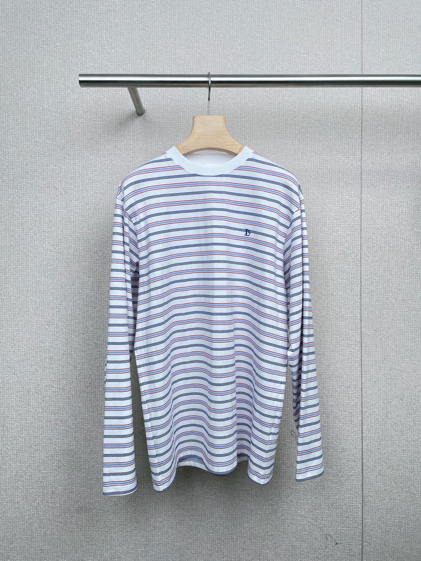 NO:466690,LOW CLASSIC 25 early autumn retro contrast striped long-sleeved round-neck T-shirt, contrasting color design is very eye-catching, easy to wear, very high-end, and super high-quality wearability, single wear alone in summer, sun protection is not stuffy, layered in autumn, and paired with pants or skirts, this contrasting striped long-sleeved T-shirt has soft and refreshing fabric, sisters who are afraid of sunlight when going out and air-conditioned rooms can carry hot and cold, perfectly adapted to spring, summer and autumn, balance comfort and slimming just right, loose three-dimensional cut, quietly hide the flesh, not picking the body shape at all, shoulders are specially designed to weaken shoulder lines, casual and neat. SML, skirts, tees, t-shirt, alexander wang19860909LOW CLASSIC 25早秋复古撞色条纹长袖圆领T恤,撞色设计很吸睛,随便穿都很高级,实穿性也超高,夏天单穿防晒不闷热,秋天叠穿也有层次感,搭裤子或裙子都出彩,这款撞色条纹长袖T恤,面料柔软清爽,出门怕晒、空调房怕冷的姐妹,冷热都能扛,完美适配春夏秋天,把舒服和显瘦平衡得刚刚好,宽松立体剪裁,悄悄把肉肉都藏起来,完全不挑身型,肩部特意做了弱化肩线设计,随性又利落. 码数SML,,skirts,tees，t-shirt,alexander wang,Women's clothing