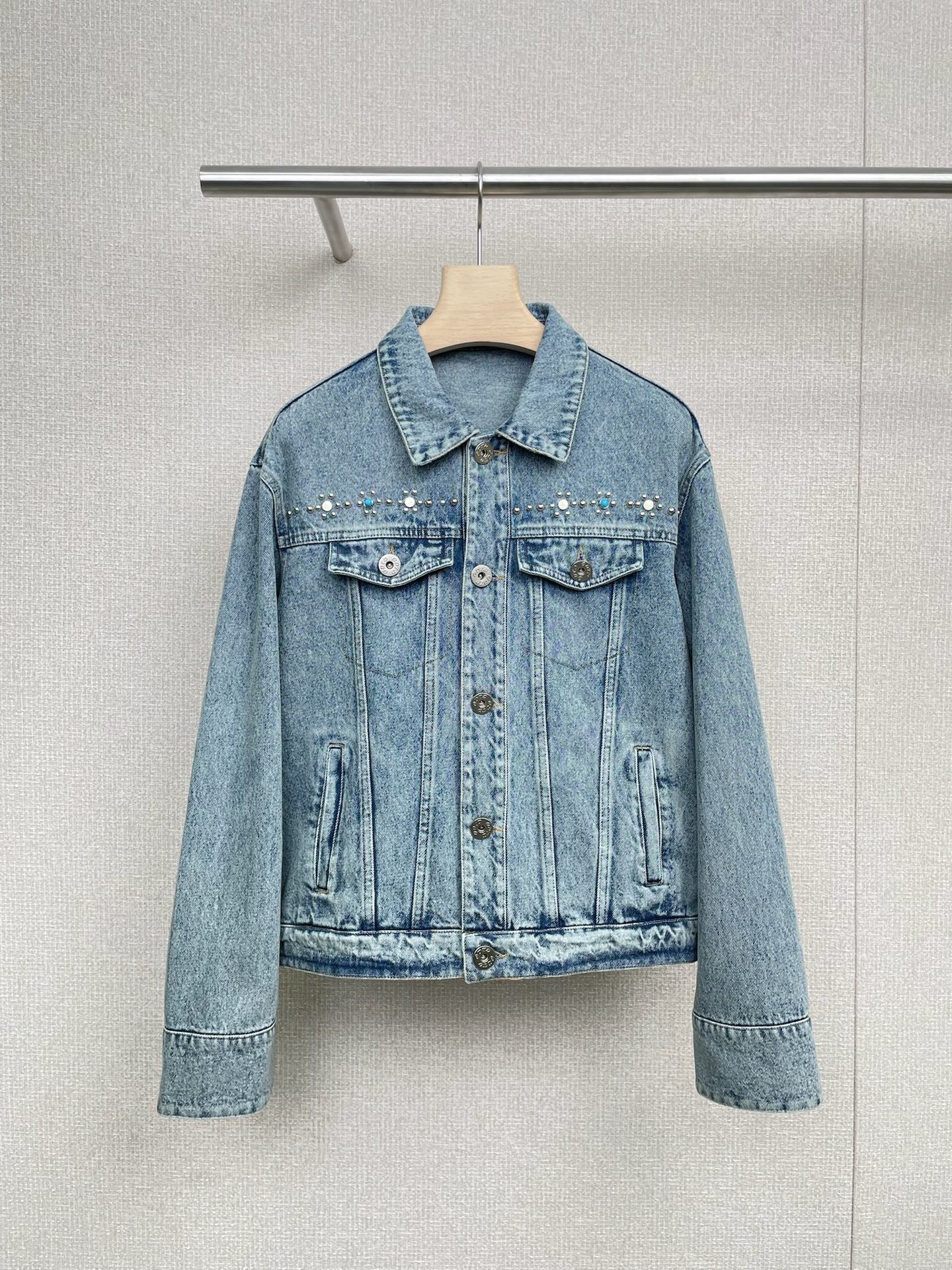 NO:466661,ODTD25 autumn and winter denim contrasting pattern flange beaded jacket jacket, handmade beaded embroidery perfectly blends, adding rich texture and retro flavor to denim clothes. This jeans are simply a work of art. Each bead and embroidery is carefully crafted to show the beauty of unparalleled detail. The silver letter buttons shine with charming light, making the whole dress more gorgeous and eye-catching. When you wear it, you will instantly become the focus of fashion and exude a unique charm. Whether it is matched with jeans or dresses, you can easily create a personalized retro style. SML, skirts, jeans, jackets & coats, jackets & coats, alexander wang19860909ODTD25秋冬牛仔撞色花纹翻边钉珠夹克外套,手工钉珠刺绣花完美融合,为牛仔衣增添了丰富的质感和复古韵味,这件牛仔衣简直是艺术品,每一颗钉珠和刺绣花都经过精心制作,展现出无与伦比的细节之美.而银色字母扣子则闪耀着迷人的光芒,让整件衣服更加华丽夺目,穿上它,你将瞬间成为时尚焦点,散发出独特的魅力,无论是搭配牛仔裤还是连衣裙,都能轻松打造出个性十足的复古风格. 码数SML,,skirts,jeans,jackets & coats,jackets & coats,alexander wang,Women's clothing