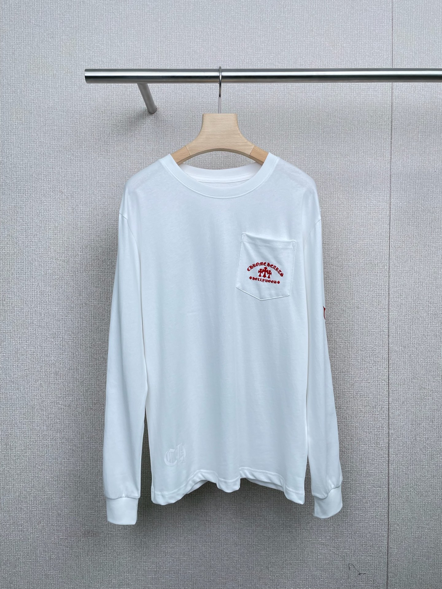 NO:466701,Chromehearts 2015 new arm Sanskrit printed long sleeves are here. The fabric is comfortable and the overall is very simple and elegant. You can wear it as a hood at the beach. It is also recognizable with sun protection and wind protection. Blue can also be matched with yellow Sanskrit. These two pieces are blue. It is simple and refreshing and clean blue Sanskrit as embellishment. The fabric is also a comfortable and breathable design. Simple style + classic Croxin pattern, full of fashionable feeling. Whether it is single or layered, it is very outstanding. White is clean and refreshing, blue is low-key and high-end, and each color is easy to match. The fabric is soft and glutinous, and it is super comfortable to wear in close arms. You can wear it on a daily street or on dates. The whole feeling is slack. Fashionists close their eyes and get it done. SML, chrome hearts, chrome hearts, alexander wang19860909Chromehearts2015新款手臂梵文印花长袖来啦,面料舒适的同时整体非常极简大气,去海边可以当罩衫来穿,防晒挡风也有辨识度,蓝色系也可以搭配黄色梵文,这两件就是蓝色系福音,简单的同时又是清爽干净的蓝色梵文做点缀,面料同样是舒适透气的设计,简约版型+经典克罗心图案,时髦感拉满,不管是单穿还是叠穿都很绝,白色干净清爽、蓝色低调高级、每个颜色都好搭,面料软软糯糯的,贴身穿超舒服,日常出街、约会都能穿,一整个拿捏松弛感,时髦精们闭眼入就完事儿. 码数SML,,chrome hearts,chrome hearts,alexander wang,Women's clothing