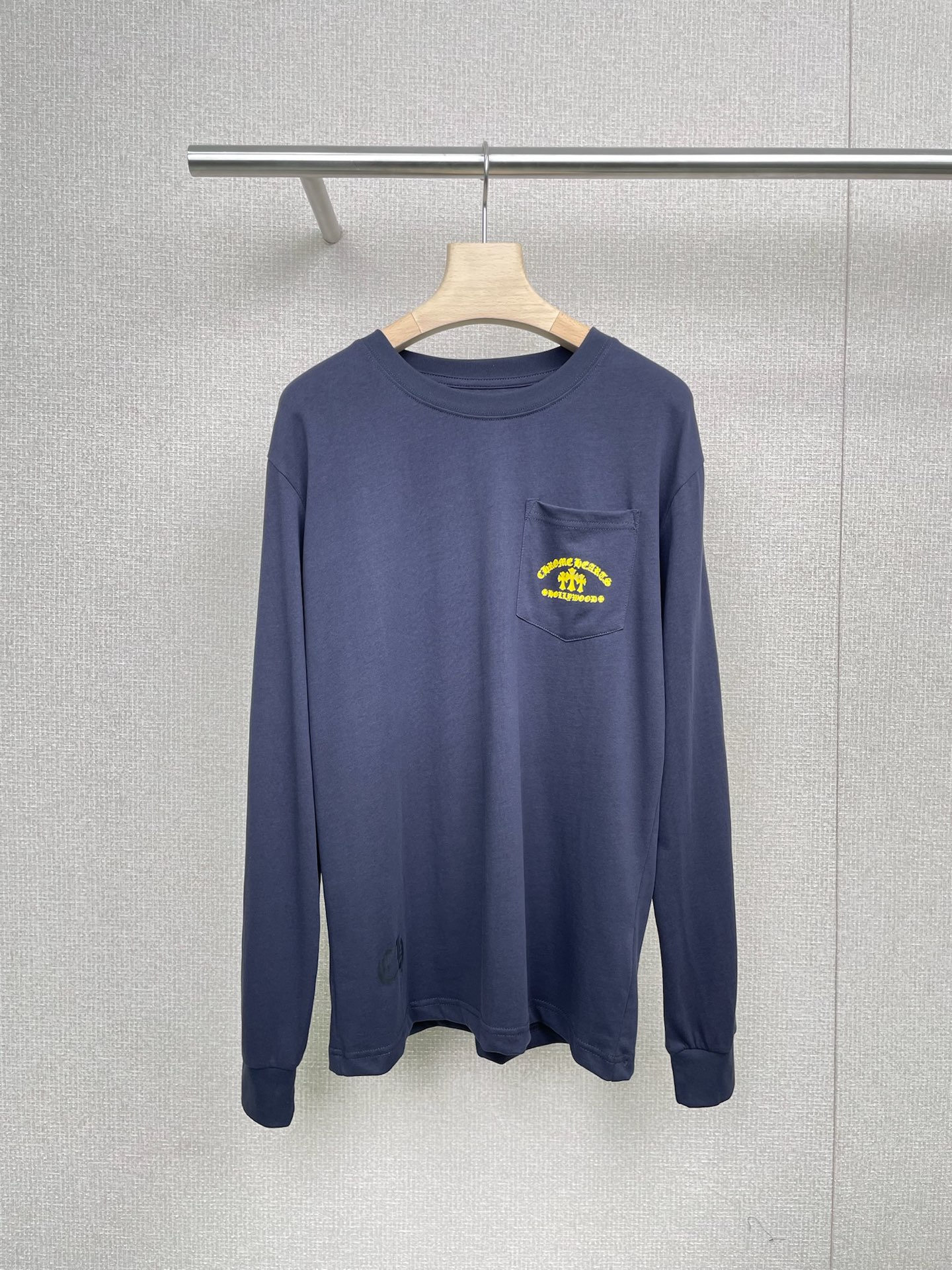 NO:466662,Chromehearts 2015 new arm Sanskrit printed long sleeves are here. The fabric is comfortable and the overall is very simple and elegant. You can wear it as a hood at the beach. It is also recognizable with sun protection and wind protection. Blue can also be matched with yellow Sanskrit. These two pieces are blue. It is simple and refreshing and clean blue Sanskrit as embellishment. The fabric is also a comfortable and breathable design. Simple style + classic Croxin pattern, full of fashion sense. Whether it is single or layered, it is very outstanding. White is clean and refreshing, blue is low-key and high-end, and each color is easy to match. The fabric is soft and glutinous, and it is super comfortable to wear in close arms. You can wear it on a daily street or on dates. The whole feeling is slack. Fashionists close their eyes and get it done. SML, chrome hearts, chrome hearts, alexander wang19860909Chromehearts2015新款手臂梵文印花长袖来啦,面料舒适的同时整体非常极简大气,去海边可以当罩衫来穿,防晒挡风也有辨识度,蓝色系也可以搭配黄色梵文,这两件就是蓝色系福音,简单的同时又是清爽干净的蓝色梵文做点缀,面料同样是舒适透气的设计,简约版型+经典克罗心图案,时髦感拉满,不管是单穿还是叠穿都很绝,白色干净清爽、蓝色低调高级、每个颜色都好搭,面料软软糯糯的,贴身穿超舒服,日常出街、约会都能穿,一整个拿捏松弛感,时髦精们闭眼入就完事儿. 码数SML,,chrome hearts,chrome hearts,alexander wang,Women's clothing