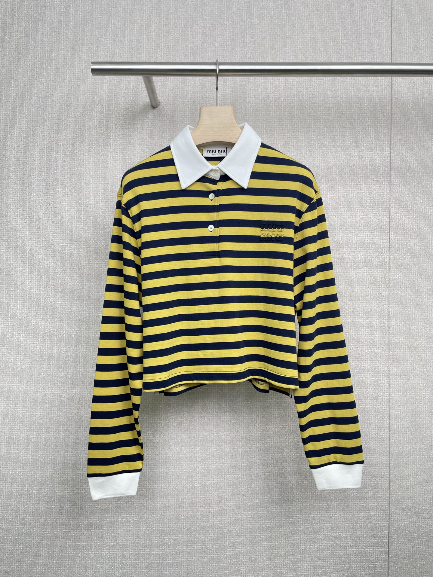 NO:468187,MiuMiu2025 Autumn and Winter New Striped Long-sleeved Polo Shirt, this striped Polo Shirt fills the slack feeling, yellow and blue stripes + loose style, like wearing 'Cafe afternoon' on your body, the relaxed magic of the Polo Shirt, the striped Polo Shirt comes with a casual filter, the loose style hides the flesh and shows temperament, and welds the 'slack feeling' on your body. The lazy feeling of Korean style comes out as it comes, the color matching is high-end, the yellow and blue stripes are classic color matching is too amazing, like a cup of 'ice American', refreshing and white, suitable for every day when going out and visiting the shop, you can wear it with no mistake when you close your eyes, and use the black shoulder bag, exquisite feeling up, grasp the 'workless exquisiteness', sit next to the green plant and be praised 'like the literary heroine in Korean dramas', the Korean style relaxation feels so simple, choose the right stripes Polo  Shirts, relaxingly wear them to create a lazy atmosphere, the treasures quickly copy homework, and become Korean beauty together. SML, miumiu, satchels, alexander wang19860909MiuMiu2025秋冬新款条纹长袖polo衫,这件条纹 Polo 衫把松弛感拉满,黄蓝条纹 + 宽松版型,像把 “咖啡馆午后” 穿在身上,Polo 衫的松弛魔法,条纹 Polo 衫自带随性滤镜,宽松版型藏肉又显气质,把 “松弛感” 焊在身上,韩里韩气的慵懒感说来就来,配色高级感,黄蓝条纹经典配色太绝,像一杯 “冰美式”,清清爽爽又显白,日常出街、探店都适配,闭眼穿不出错,黑色挎包一搭,精致感 up,把 “不费力的精致” 拿捏,坐在绿植旁被夸 “像韩剧里的文艺女主”,韩系松弛感原来这么简单,选对条纹 Polo 衫,轻松穿出慵懒氛围,宝子们快抄作业,一起当韩里韩气美女. 码数SML,,miumiu,satchels,alexander wang,Women's clothing