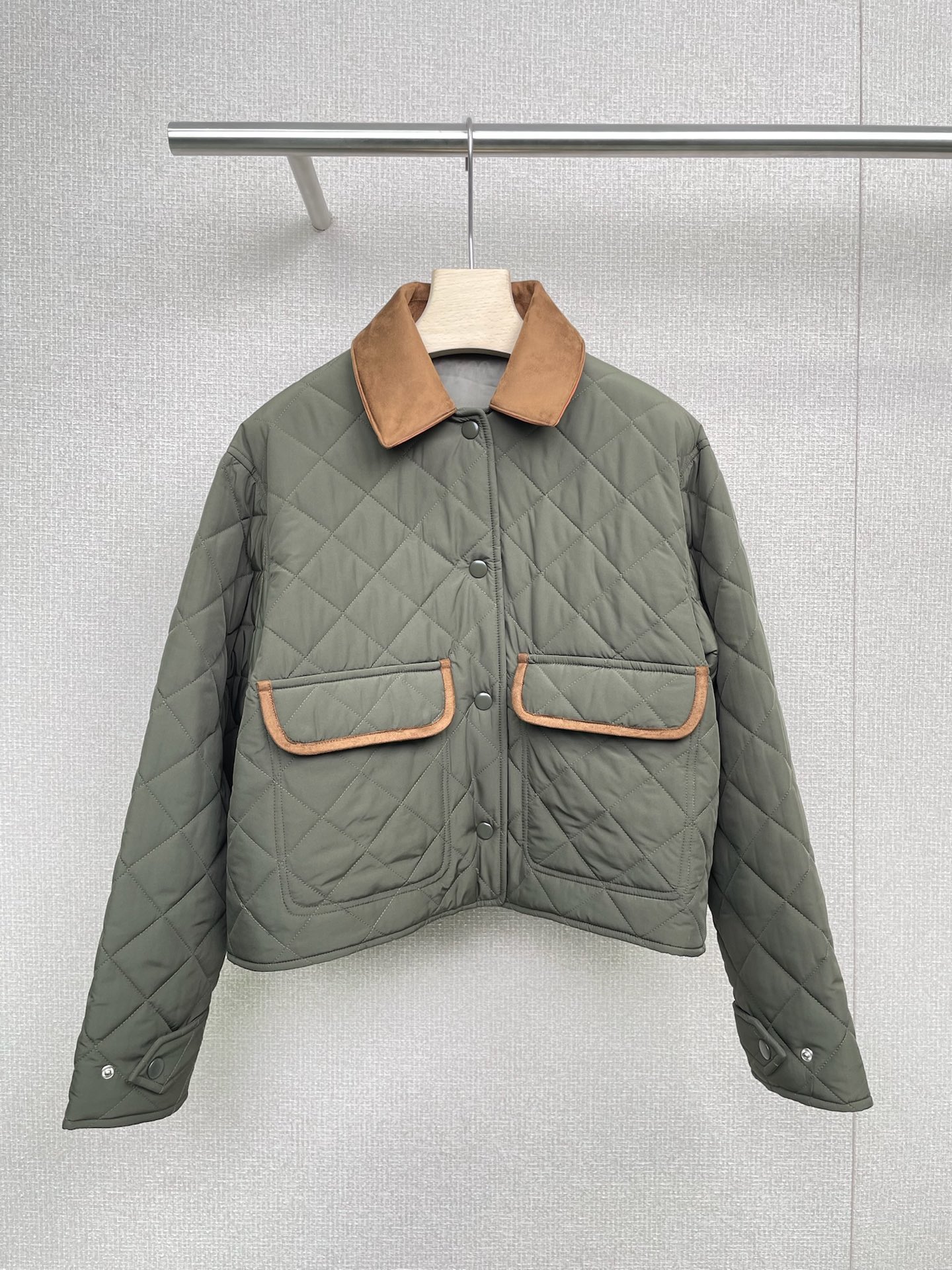 NO:468237,MiuMiu 2025 autumn and winter new suede collar diamond-shaped short cotton jacket, this year's autumn and winter new style is simply beautiful. Today I must share with you this Miu home loose lapel thickened warm and fashionable diamond-shaped cotton jacket, fashionable diamond-shaped seam design, classic and versatile, loose style, not picking on the figure, covering the flesh to make you look slim, allowing you to easily control various occasions. The lapel design is simple and elegant, adding a gentle temperament, thickened material, and excellent warmth performance, allowing you to feel warm in the cold autumn and winter. The fashionable diamond-shaped elements add a sense of fashion and three-dimensionality to the whole jacket. Whether it is matched with skirts or pants, you can show your unique charm. In this autumn and winter, let us wear this diamond-shaped cotton jacket together and be the most fashionable goddess. SML,, miumiu, skirts, jackets &  coats, chamois leather, alexander wang19860909MiuMiu2025秋冬新款麂皮绒领菱格短款棉服,今年的秋冬新款简直美炸了,今天必须给大家分享这款Miu家宽松翻领加厚保暖洋气菱格棉服外套,时尚的菱格衍缝设计,经典又百搭,宽松的版型,不挑身材,遮肉显瘦,让你轻松驾驭各种场合,翻领的设计简约大方,增添了一份温柔的气质,加厚的材质,保暖性能超棒,让你在寒冷的秋冬也能感受到温暖,洋气的菱格元素,为整件外套增添了时尚感和立体感,无论是搭配裙子还是裤子,都能展现出你的独特魅力,这个秋冬,让我们一起穿上这款菱格棉服外套,做最时尚的女神吧. 码数SML,,miumiu,skirts,jackets & coats,chamois leather,alexander wang,Women's clothing