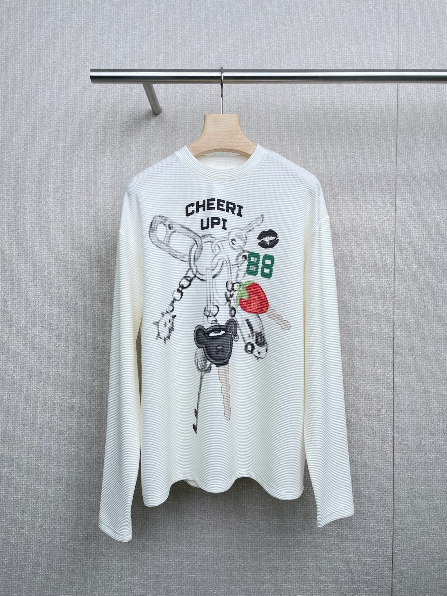 NO:469656,CHEERi UPi Autumn new loose keychain long-sleeved T-shirt, naturally fluffy, like a ball of soft air, the upper body has no sense of restraint, and even if layered, it will not look bloated. It is suitable for inner wear or single wear when it is slightly cool in spring and autumn, morning and evening, and is breathable and skin-friendly. The waffle structure has its own breathable holes, which can accelerate the circulation of air, and is not easy to sweat and stick to the body after sweating. It feels soft and skin-friendly, and it is not irritating when wearing close to the body. It is friendly to sensitive skin. The fluffy style combined with the micro-elastic characteristics of the fabric itself can cleverly modify the lines of the arm, and it is certainly inclusive for body problems such as worship meat and shoulder width. It can easily control everything from petite figure to slightly fat body shape. This 'comic' sweater T-shirt is amazing, a treasure top that makes Korean loose feel clear, milky off-white knitted fabric, soft and skin-friendly, oversize  The style hides the flesh and makes you look slim, the single wear is missing, the fun comic print + strawberry element, the Korean girlish feeling is full, the lantern sleeve design adds a lazy atmosphere, the details control ecstasy, wear it in early autumn, directly grasp the essence of the relaxed outfit, code SML, versace, sweaters, tees, t-shirt, alexander wang19860909CHEERi UPi 秋季新品宽松钥匙串长袖T恤,自然蓬松状态,像裹着一团柔软的空气,上身毫无束缚感,即便叠穿也不会显得臃肿,适合春秋早晚微凉时作为内搭或单穿,透气亲肤,华夫格的结构自带透气孔,能加速空气流通,出汗后也不易闷汗黏身,触感软糯亲肤,贴身穿也无刺激感,对敏感肌友好,蓬松版型结合面料本身的微弹特性,能巧妙修饰手臂线条,对拜拜肉、肩宽等身形问题有一定包容性,从娇小身材到微胖体型都能轻松驾驭.,这件“漫画感”毛衣T恤绝了,一件把韩系松弛感玩明白的宝藏上衣,奶呼呼的米白色针织面料,软糯又亲肤,oversize 版型藏肉显瘦,单穿下衣失踪超绝,趣味漫画印花+草莓元素,韩系少女感拉满,灯笼袖设计增添慵懒氛围,细节控狂喜,早秋这么穿,直接拿捏松弛感穿搭精髓,码数SML,,versace,sweaters,tees，t-shirt,alexander wang,Women's clothing
