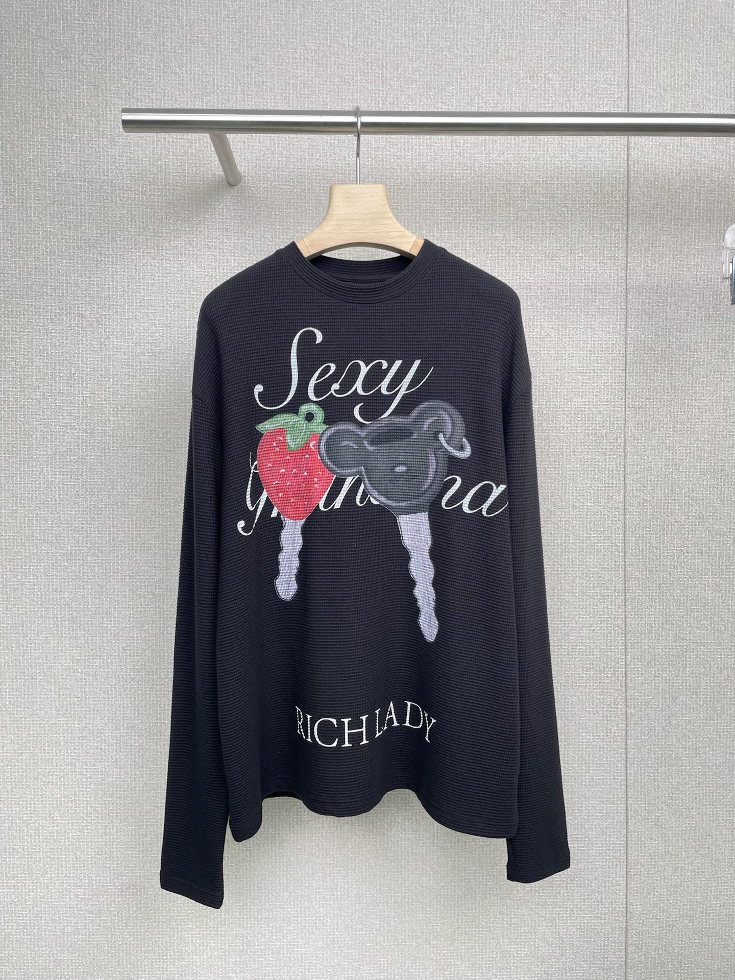 NO:469667,CHEERi UPi Autumn new loose keychain long-sleeved T-shirt, naturally fluffy, like a ball of soft air, the upper body has no sense of restraint, and even if layered, it will not look bloated. It is suitable for inner wear or single wear when it is slightly cool in spring and autumn, morning and evening, and is breathable and skin-friendly. The waffle structure has its own breathable holes, which can accelerate the circulation of air, and is not easy to sweat and stick to the body after sweating. It feels soft and skin-friendly, and it is not irritating when wearing close to the body. It is friendly to sensitive skin. The fluffy style combined with the micro-elastic characteristics of the fabric itself can cleverly modify the lines of the arm, and it is certainly inclusive for body problems such as worship meat and shoulder width. It can easily control everything from petite figure to slightly fat body shape. This 'comic' sweater T-shirt is amazing, a treasure top that makes Korean loose feel clear, milky off-white knitted fabric, soft and skin-friendly, oversize  The style hides the flesh and makes you look slim, the single wear is missing, the fun comic print + strawberry element, the Korean girlish feeling is full, the lantern sleeve design adds a lazy atmosphere, the details control ecstasy, wear it in early autumn, directly grasp the essence of the relaxed outfit, code SML, versace, sweaters, tees, t-shirt, alexander wang19860909CHEERi UPi 秋季新品宽松钥匙串长袖T恤,自然蓬松状态,像裹着一团柔软的空气,上身毫无束缚感,即便叠穿也不会显得臃肿,适合春秋早晚微凉时作为内搭或单穿,透气亲肤,华夫格的结构自带透气孔,能加速空气流通,出汗后也不易闷汗黏身,触感软糯亲肤,贴身穿也无刺激感,对敏感肌友好,蓬松版型结合面料本身的微弹特性,能巧妙修饰手臂线条,对拜拜肉、肩宽等身形问题有一定包容性,从娇小身材到微胖体型都能轻松驾驭.,这件“漫画感”毛衣T恤绝了,一件把韩系松弛感玩明白的宝藏上衣,奶呼呼的米白色针织面料,软糯又亲肤,oversize 版型藏肉显瘦,单穿下衣失踪超绝,趣味漫画印花+草莓元素,韩系少女感拉满,灯笼袖设计增添慵懒氛围,细节控狂喜,早秋这么穿,直接拿捏松弛感穿搭精髓,码数SML,,versace,sweaters,tees，t-shirt,alexander wang,Women's clothing