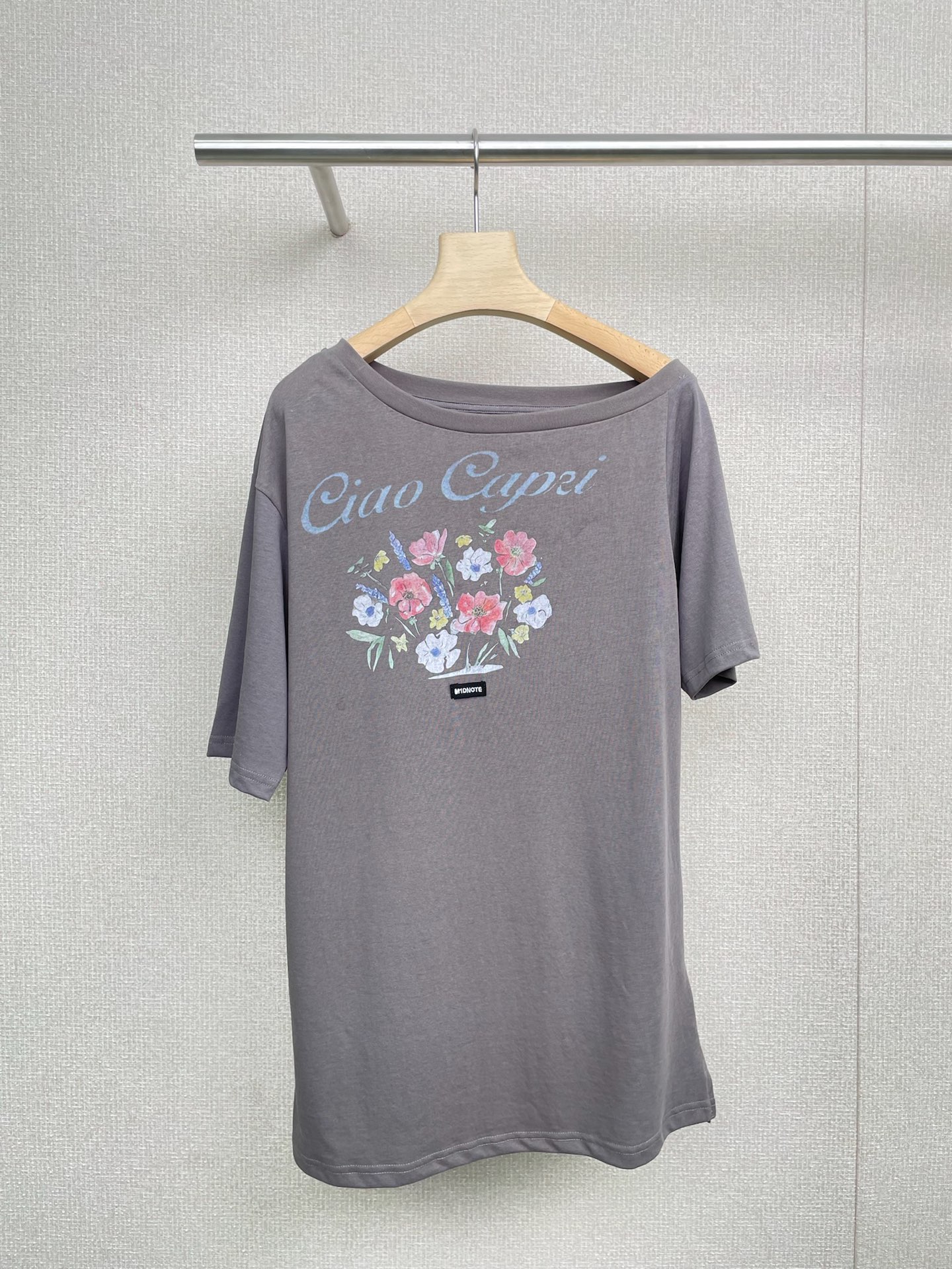 NO:469627,M1DNOTE new 25 autumn and winter off-shoulder design printed short-sleeved top, which was amazed by its design at first sight. The grey gun comes with a cool high-end filter, and the one-sided off-shoulder tailoring reveals the collarbone lines. The pure desire is just right. The most amazing thing is the printing design on the chest, a casual set, instantly get the lazy and unrestrained feeling of relaxation, fluttering in the wind when walking, and the atmosphere is directly full. Retro and old prints break the solid color monotony, and there are little thoughts in the details, and the texture is extremely unpretentious at all. Paired with light blue denim shorts, it is refreshing and long legs. Then wear a pair of ugly and cute big-head shoes + white socks, the whole set looks Korean and Korean. On the way of commuting, wear it and easily transform into the heroine of the Korean drama. It is a sense of ins blockbuster movies. SML, shorts, T-shirt, alexander wang19860909M1DNOTE新品25秋冬斜肩设计印花短袖上衣,第一眼就被它的设计惊艳到,枪灰色自带清冷高级滤镜,单侧露肩剪裁若隐若现秀出锁骨线条,纯欲感拿捏得刚刚好,最绝的是胸前的印花设计,随意一套,瞬间get慵懒不羁的松弛感,走路时随风飘动,氛围感直接拉满,复古做旧印花打破纯色单调,细节处都是小心思,质感超绝完全不显廉价,搭配浅蓝色牛仔短裤,清爽又显腿长,再踩一双丑萌大头鞋+白袜,整套look韩里韩气,通勤路上,穿上它轻松变身韩剧女主,随便拍都是ins大片既视感. 码数SML,,shorts,T-shirt,alexander wang,Women's clothing